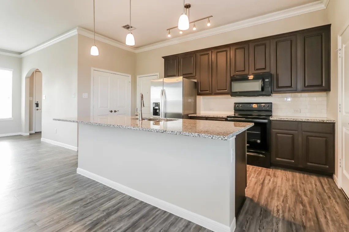 415 Lakeland Circle Property Photo 2