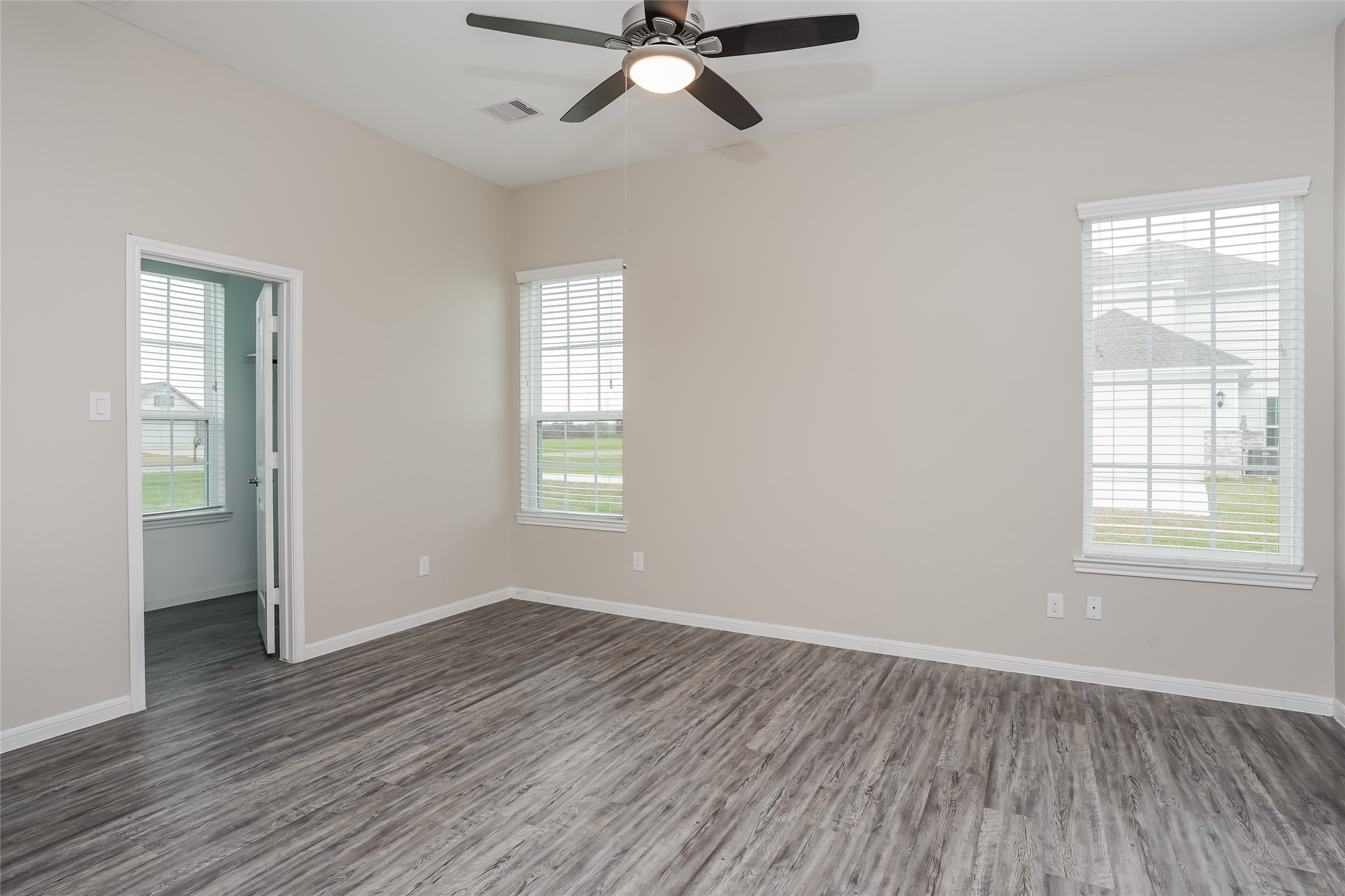 415 Lakeland Circle Property Photo 5