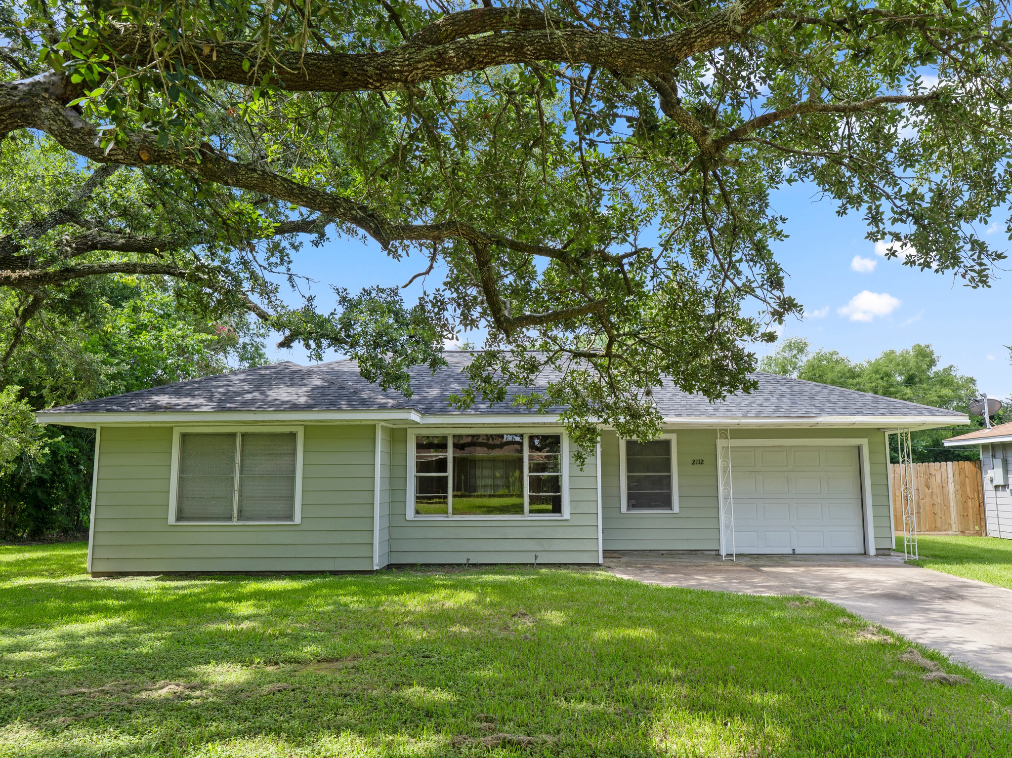 2112 Hillcrest Drive Property Photo 1