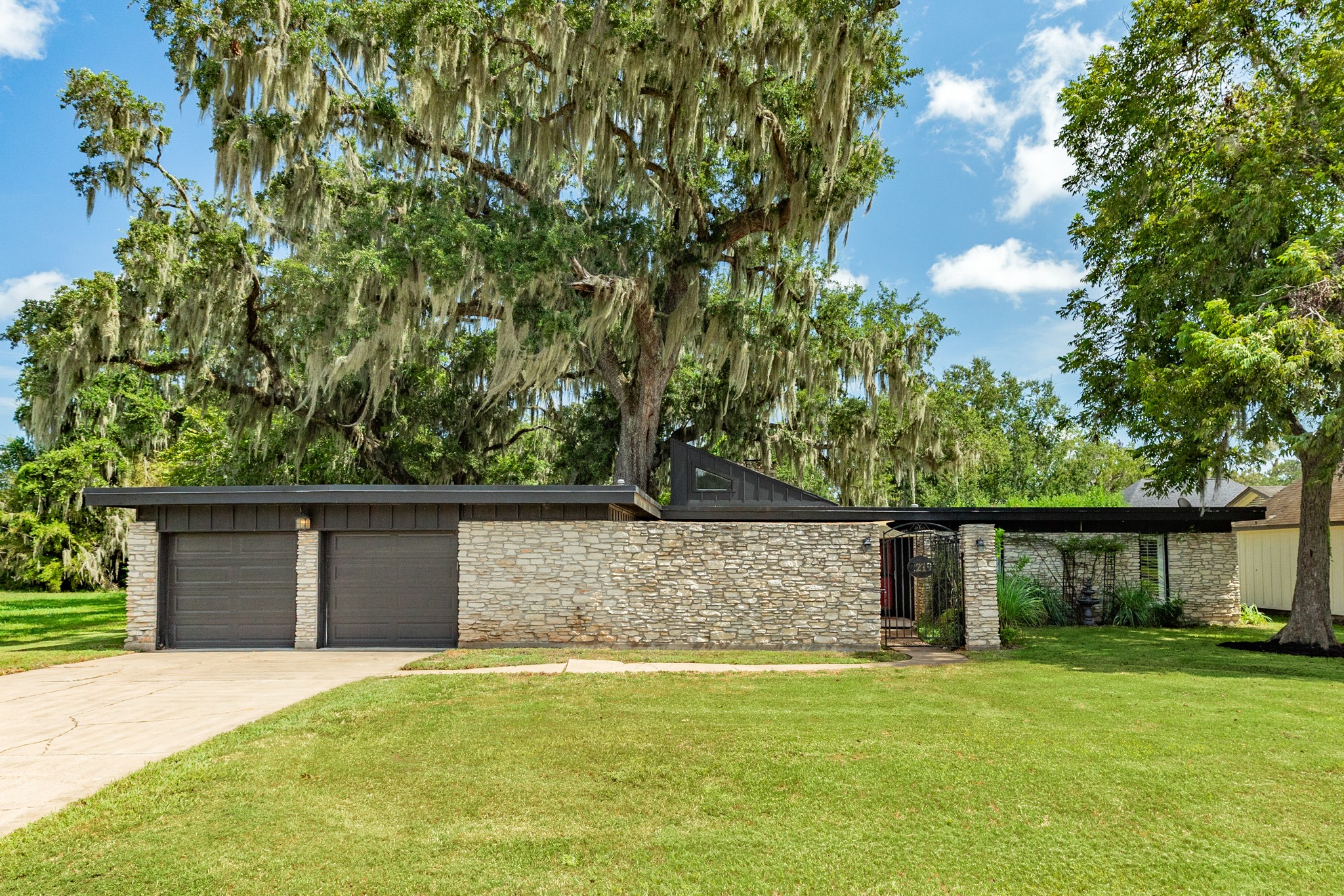 2219 River Oaks Drive Property Photo 1