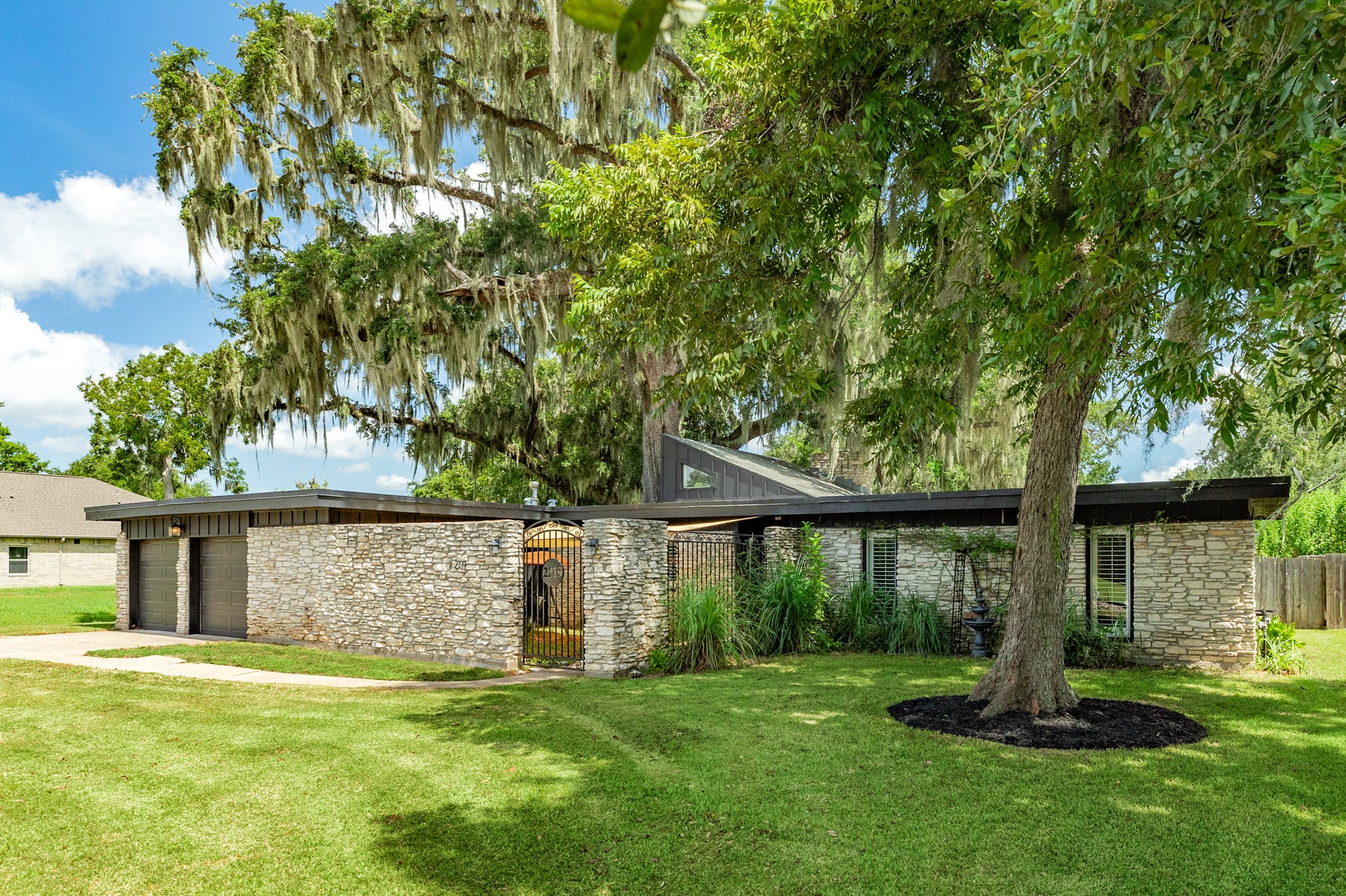 2219 River Oaks Drive Property Photo 2