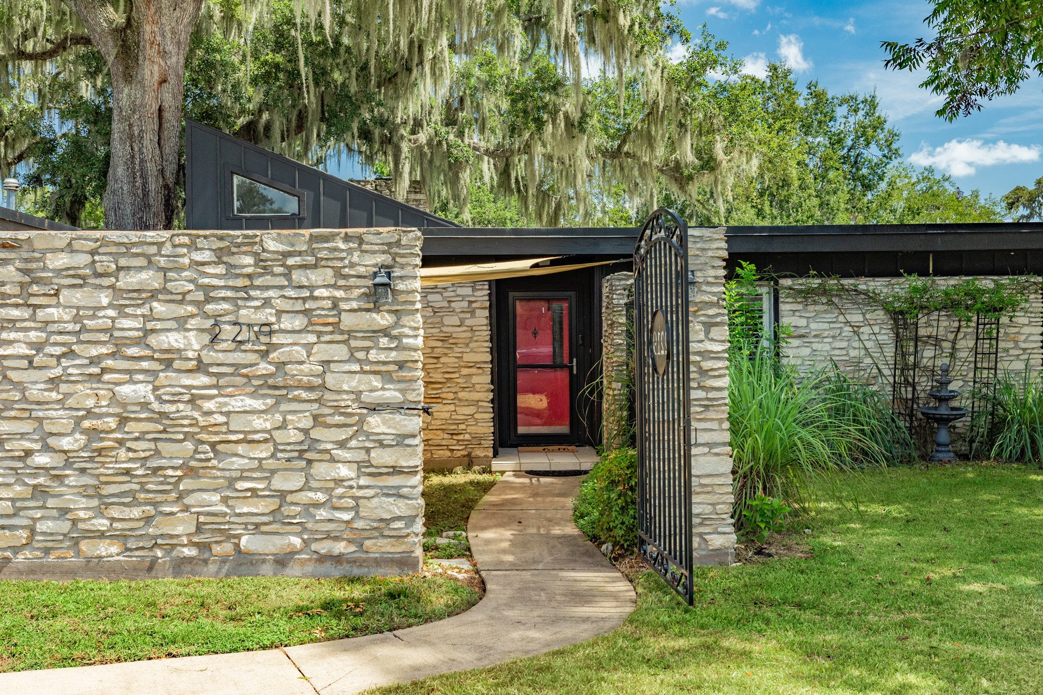 2219 River Oaks Drive Property Photo 3