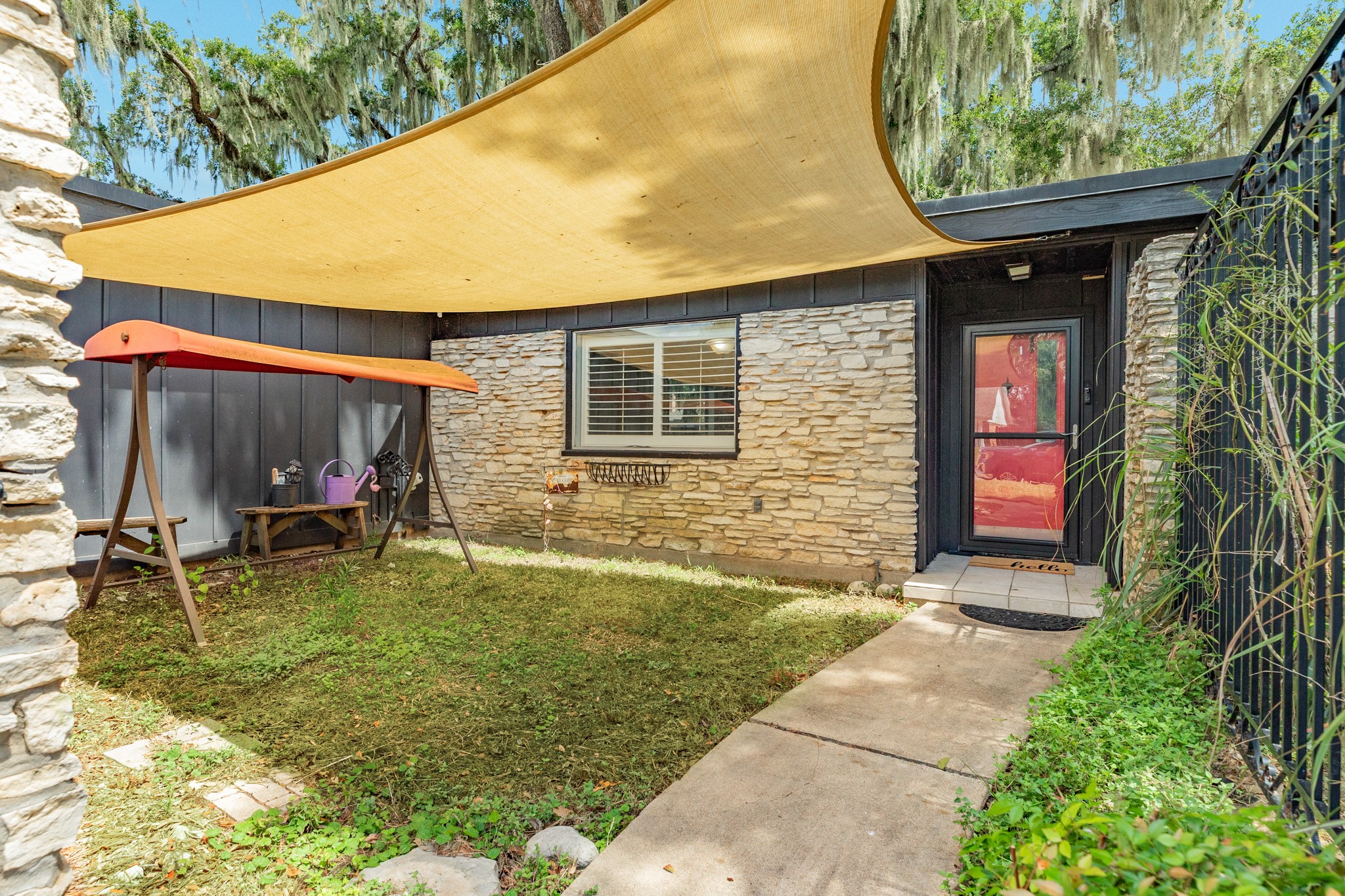 2219 River Oaks Drive Property Photo 4