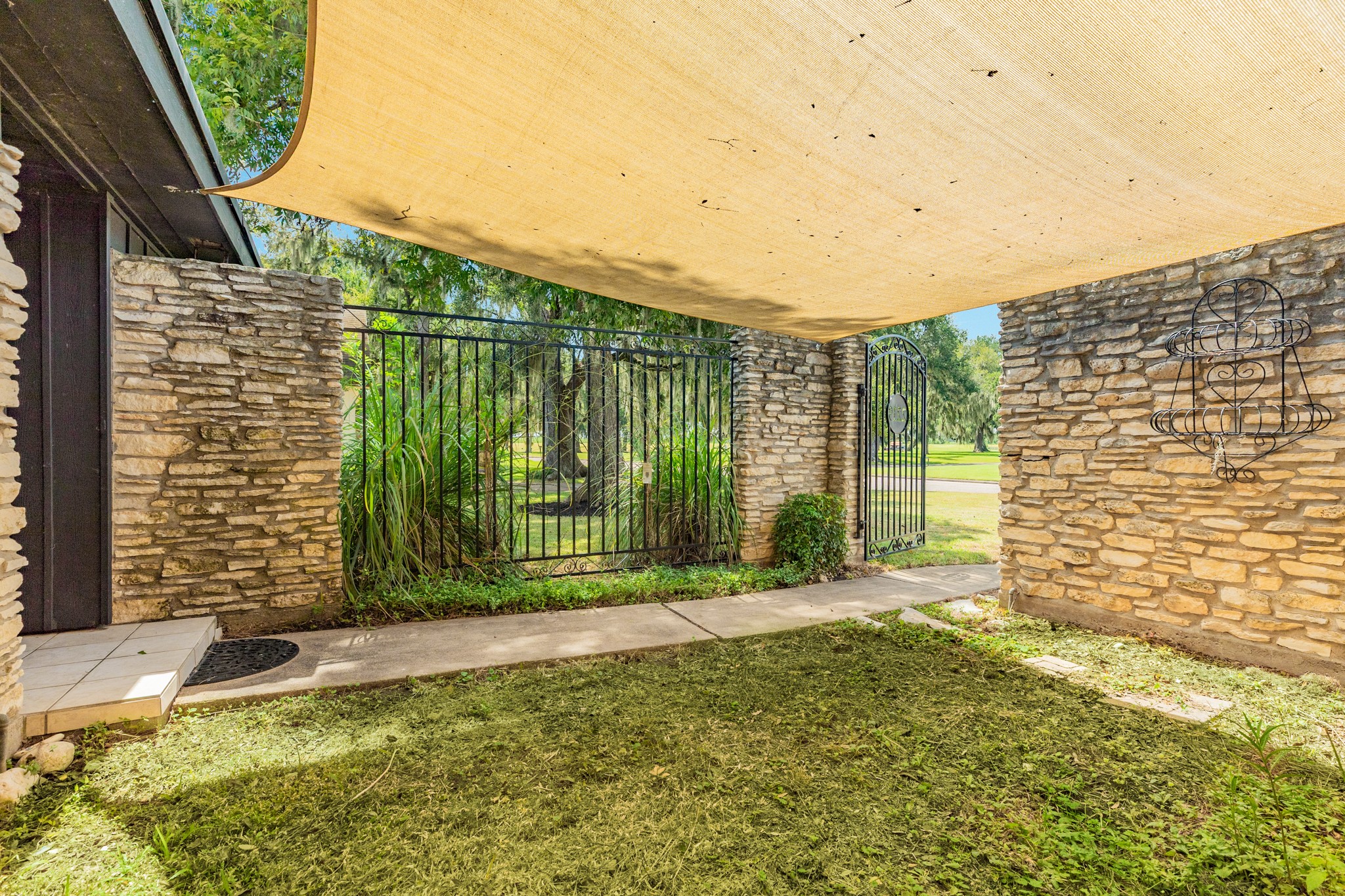 2219 River Oaks Drive Property Photo 6