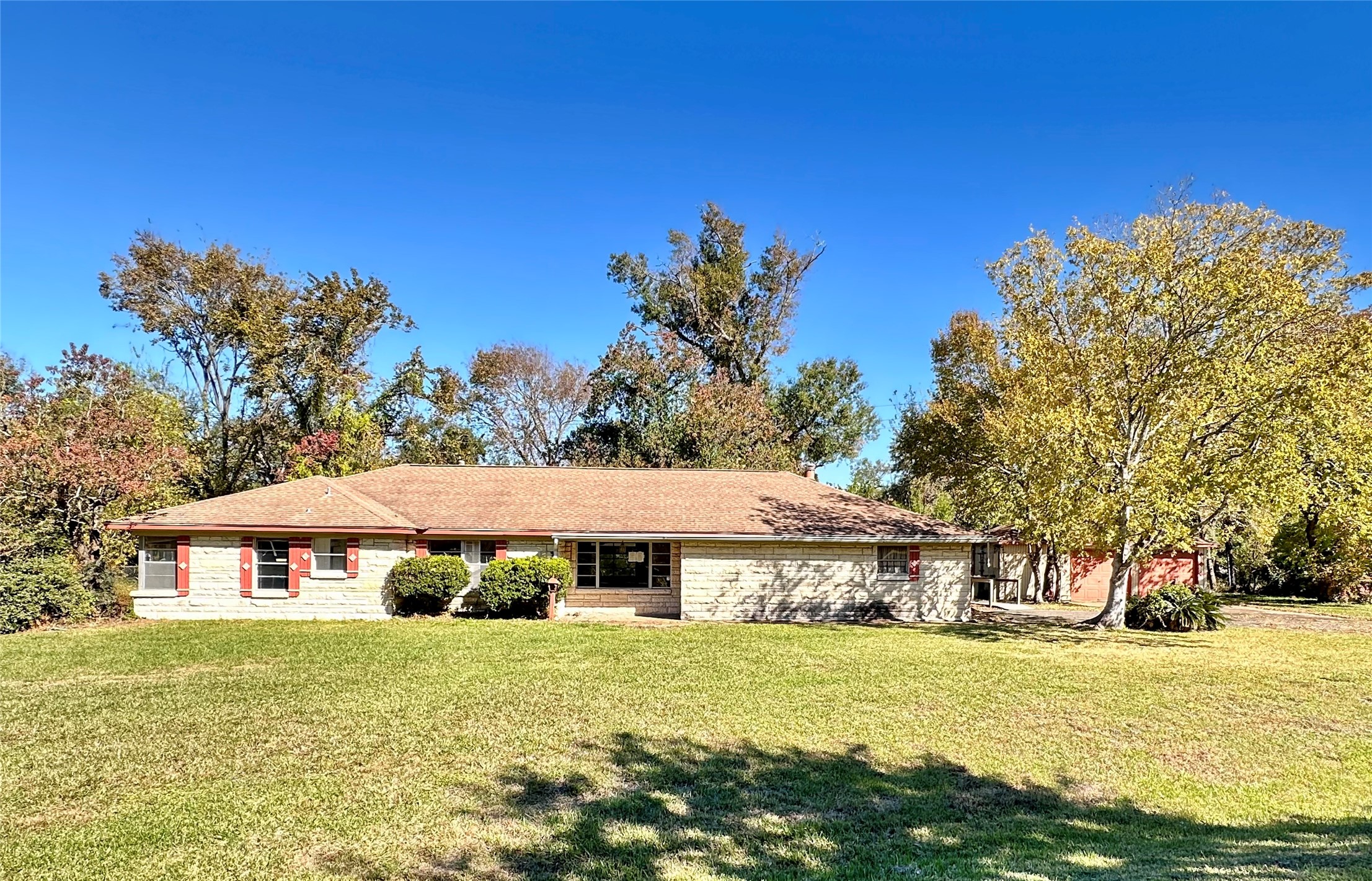 300 Holly Drive Property Photo 1