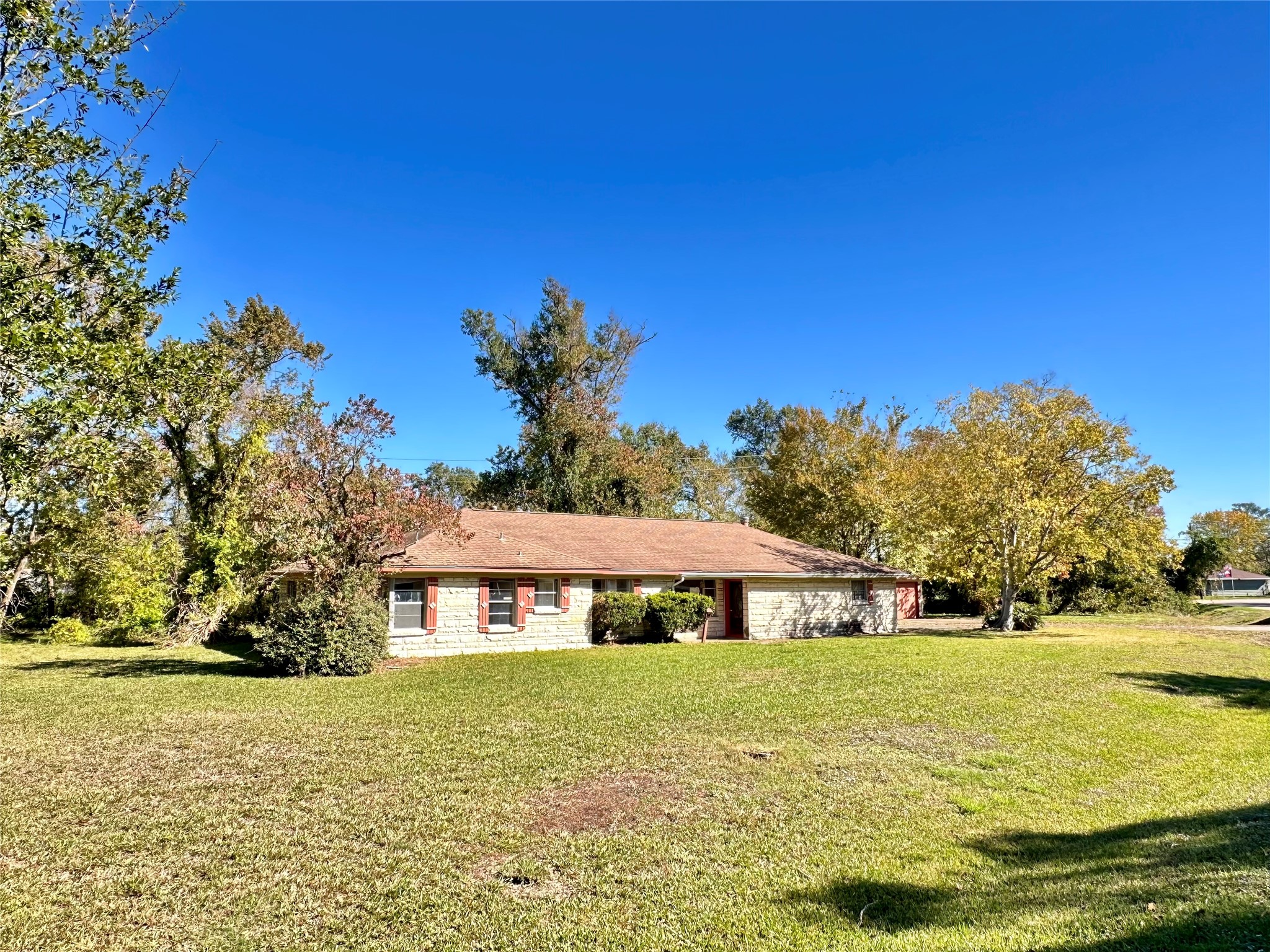 300 Holly Drive Property Photo 2