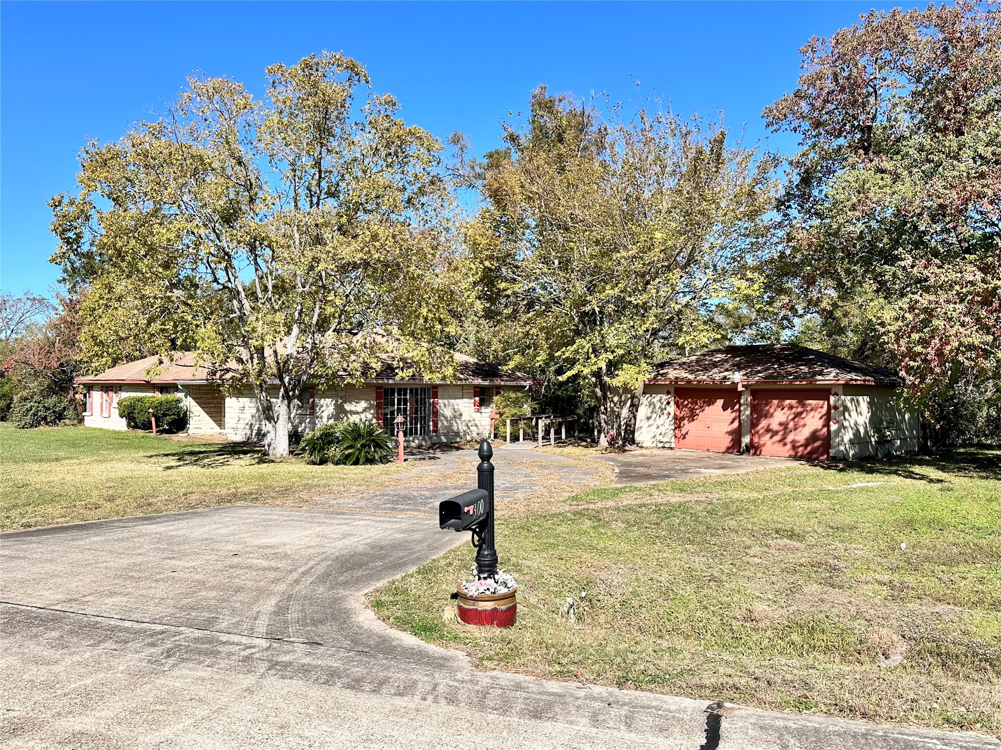 300 Holly Drive Property Photo 3
