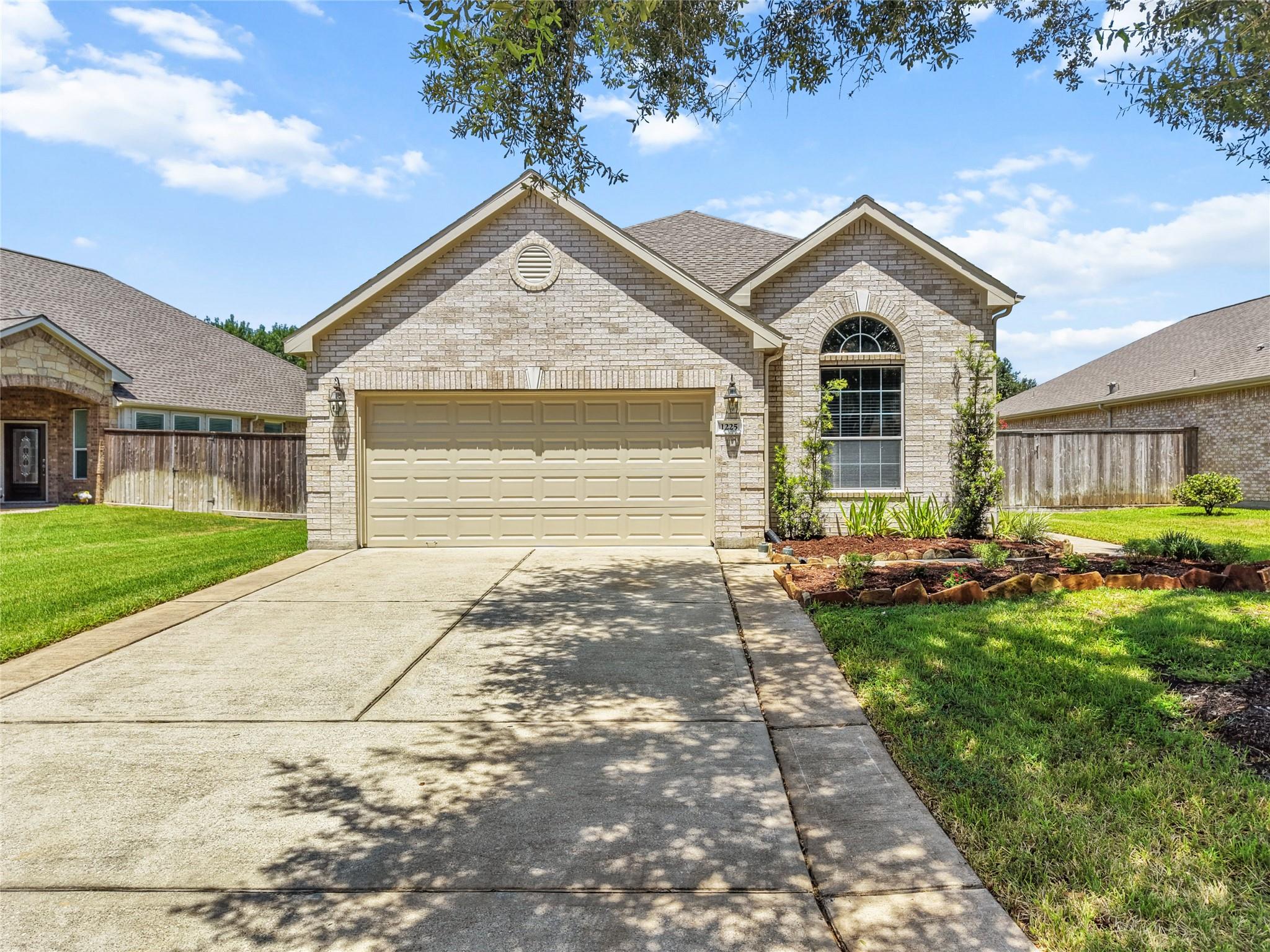 1225 N Riviera Circle, Pearland Tx 77581 Property Photo 2