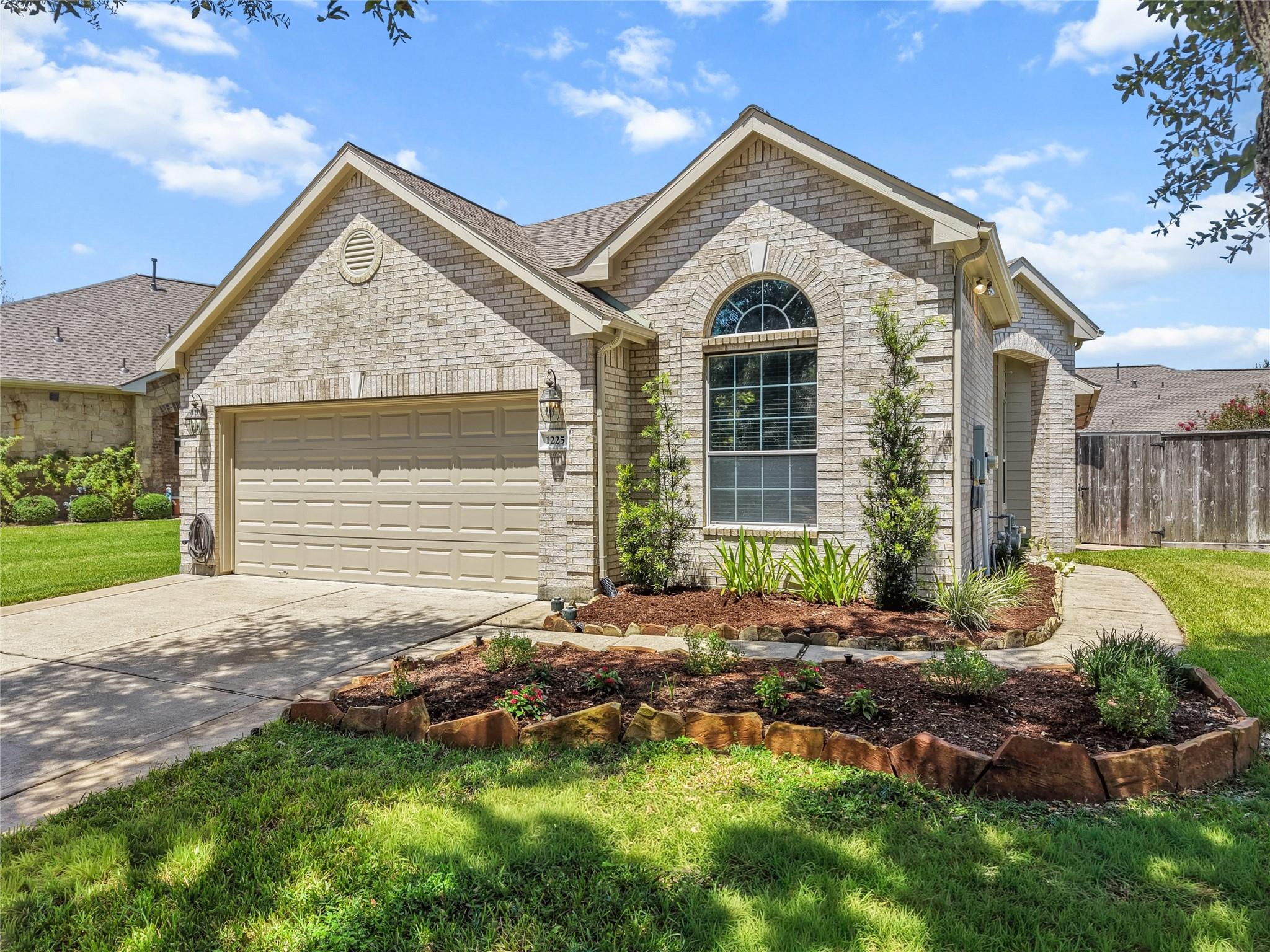 1225 N Riviera Circle, Pearland Tx 77581 Property Photo 4