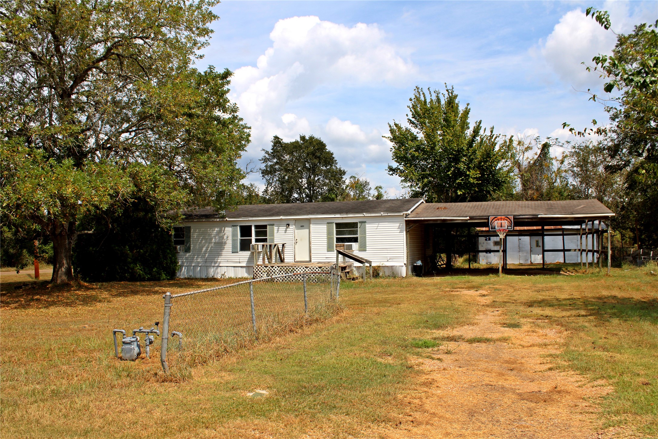 601 Travis Street Property Photo 14