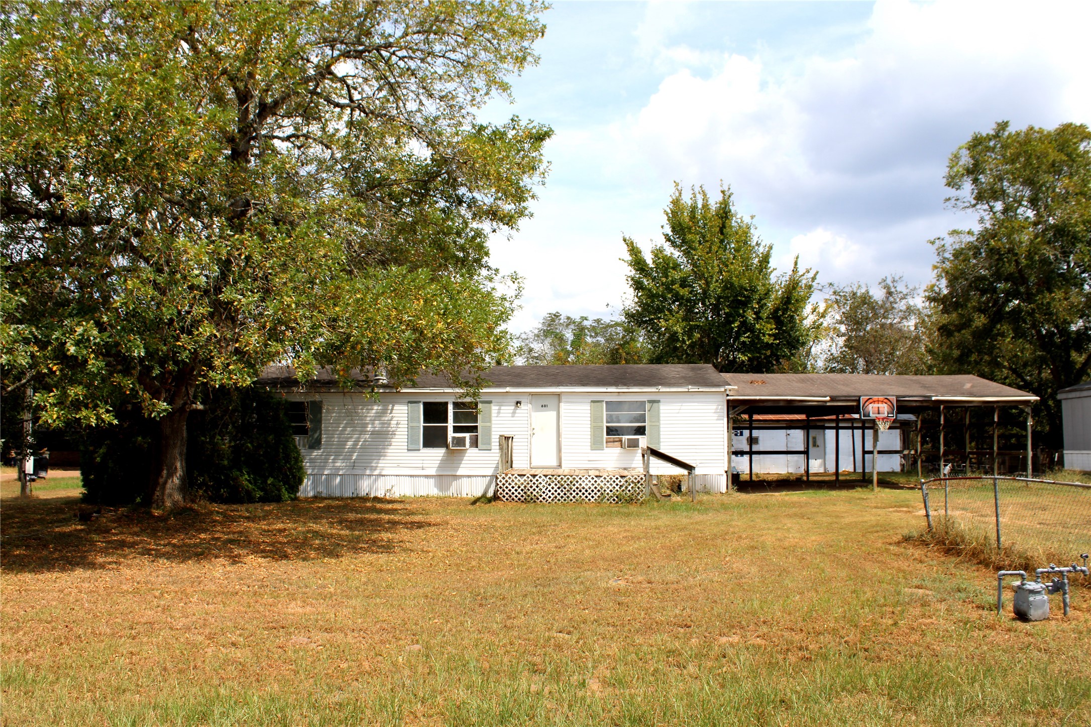 601 Travis Street Property Photo 15