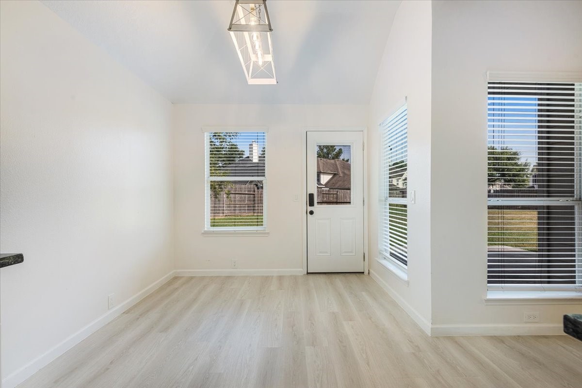 29927 Sunwillow Creek Drive Property Photo 4