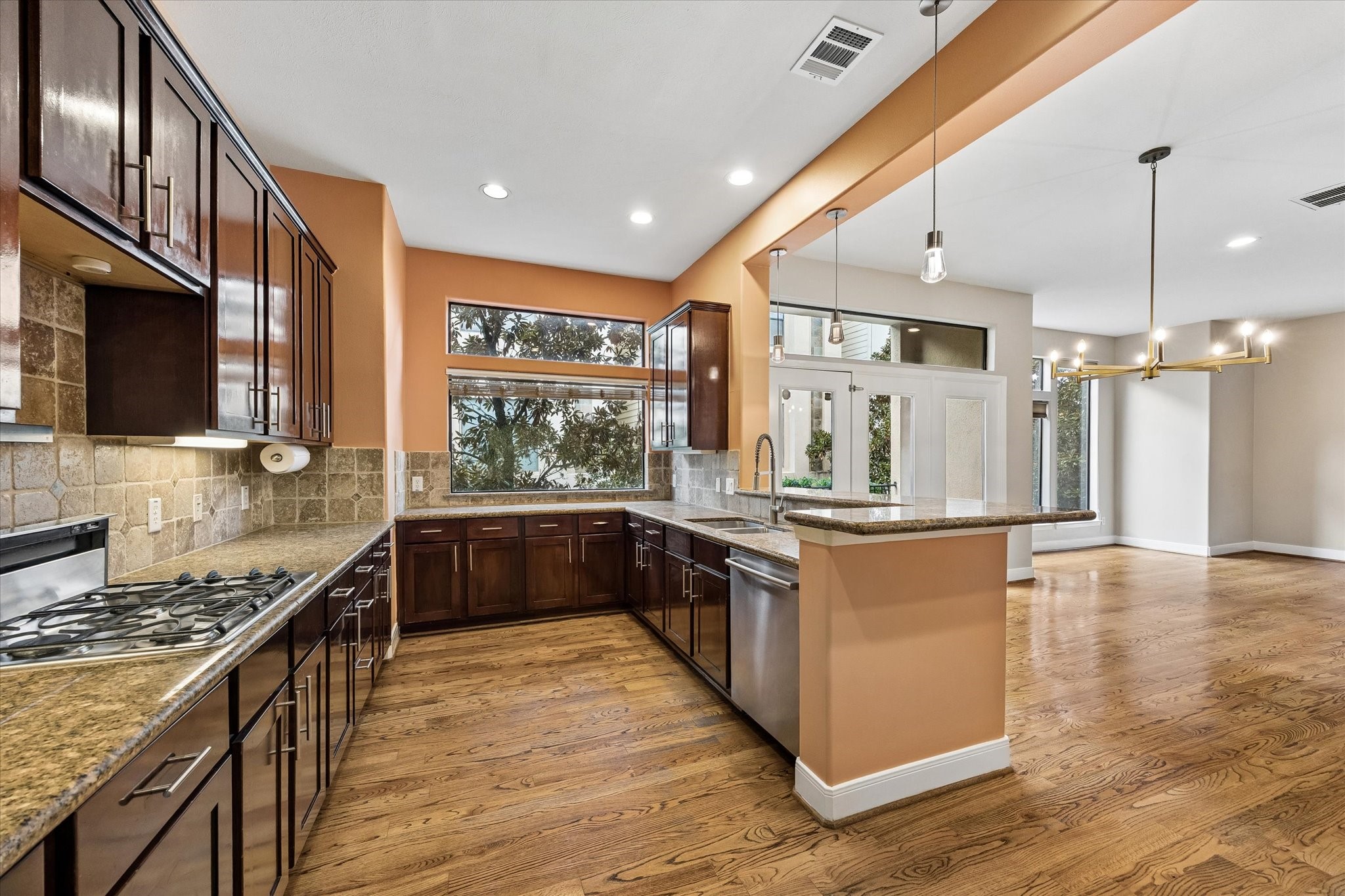 1912 Woodbury Street Property Photo 3