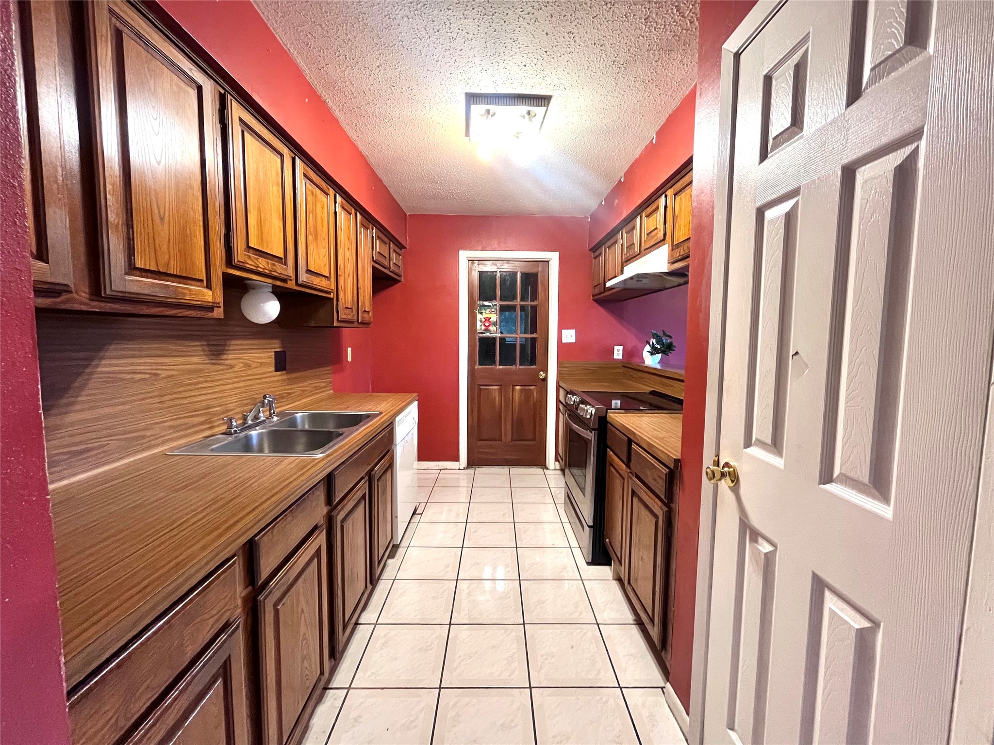 612 Earls Court Property Photo 3