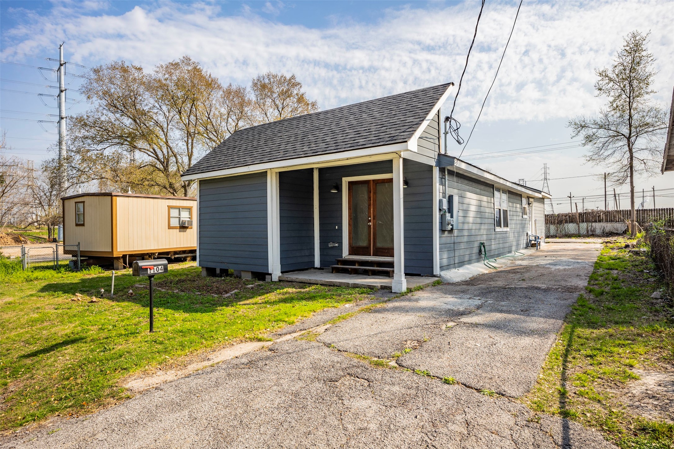 1104 1st St Property Photo