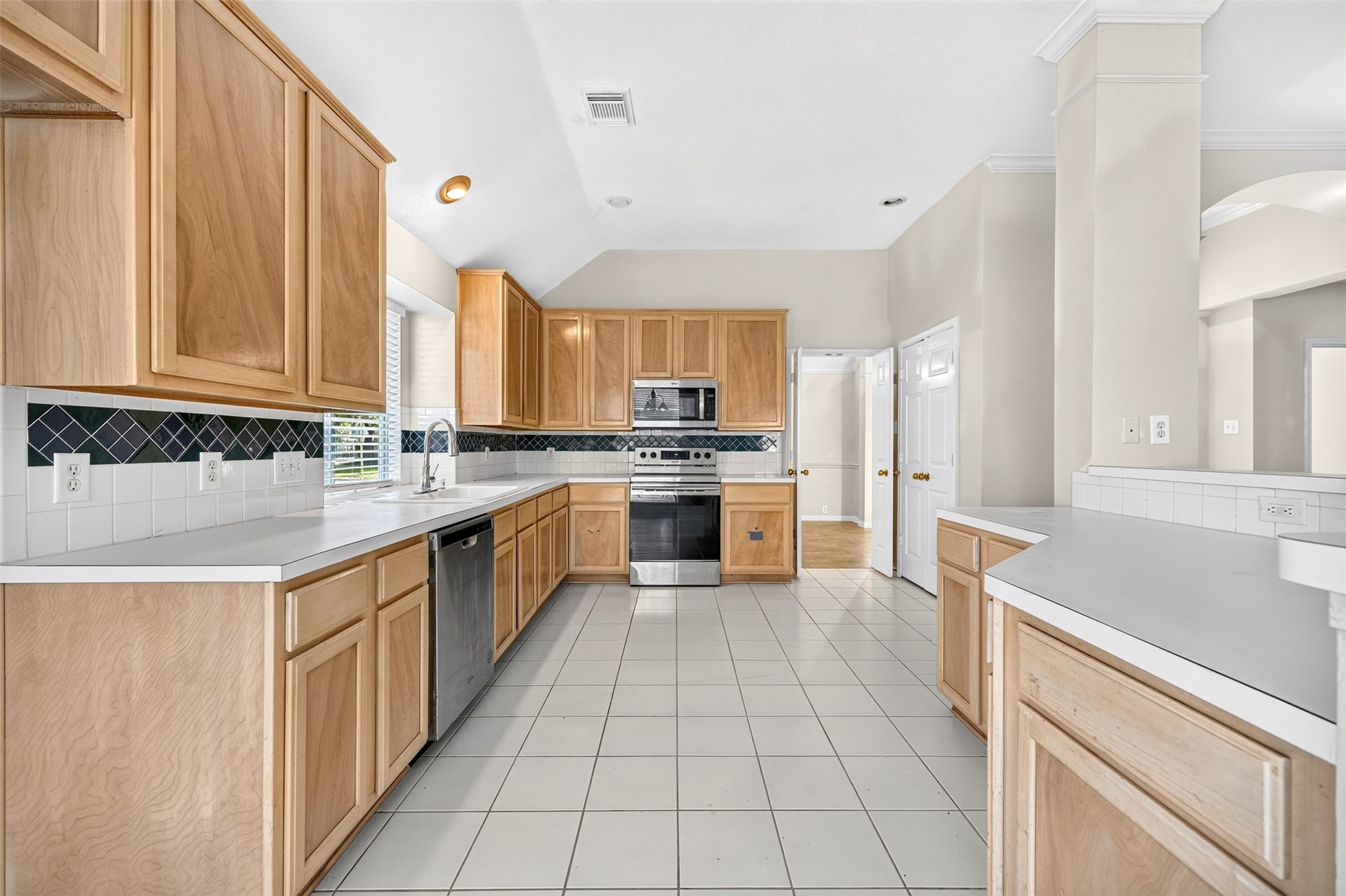 5814 Eldridge Glen Drive Property Photo 8