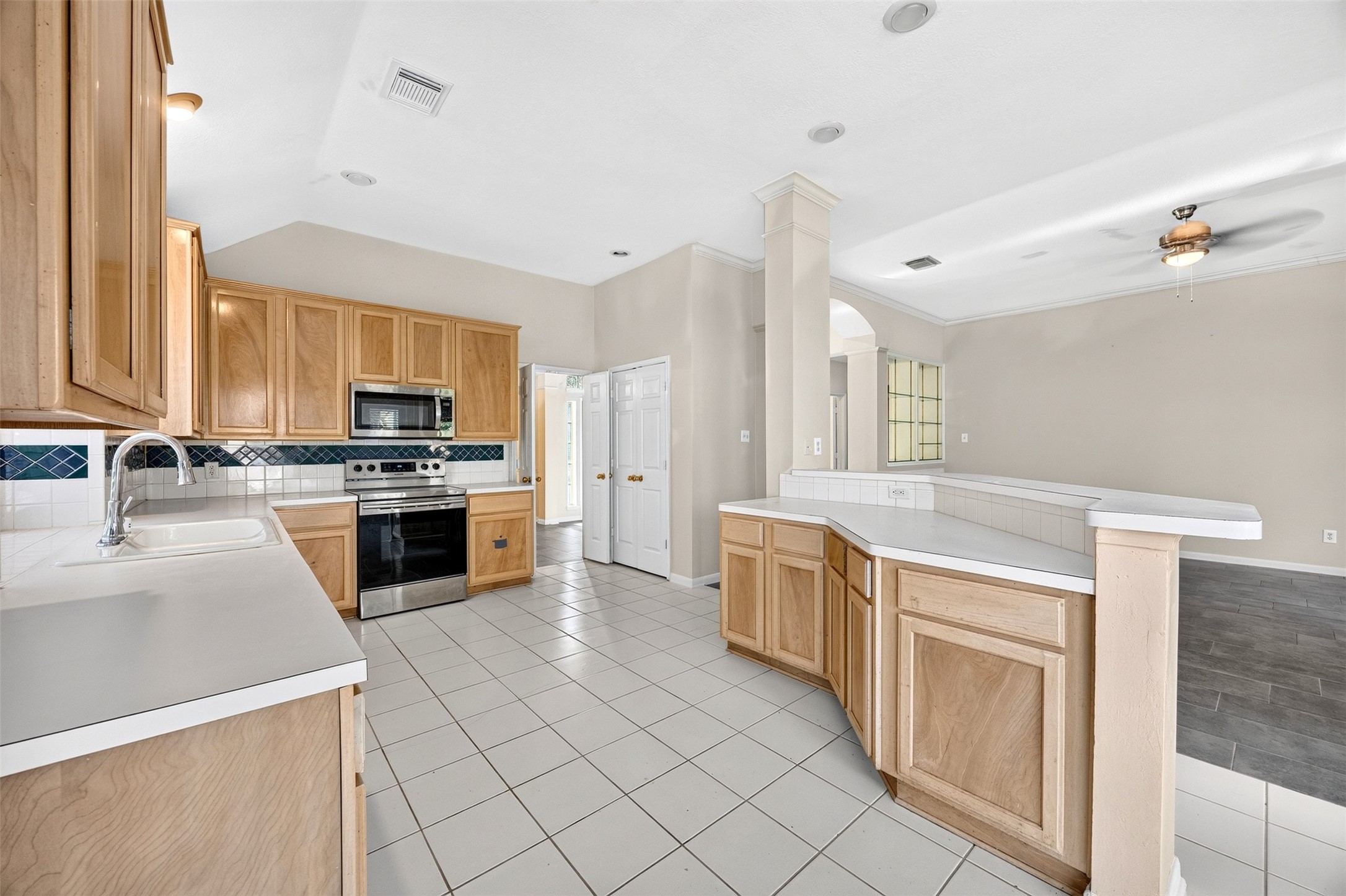 5814 Eldridge Glen Drive Property Photo 12