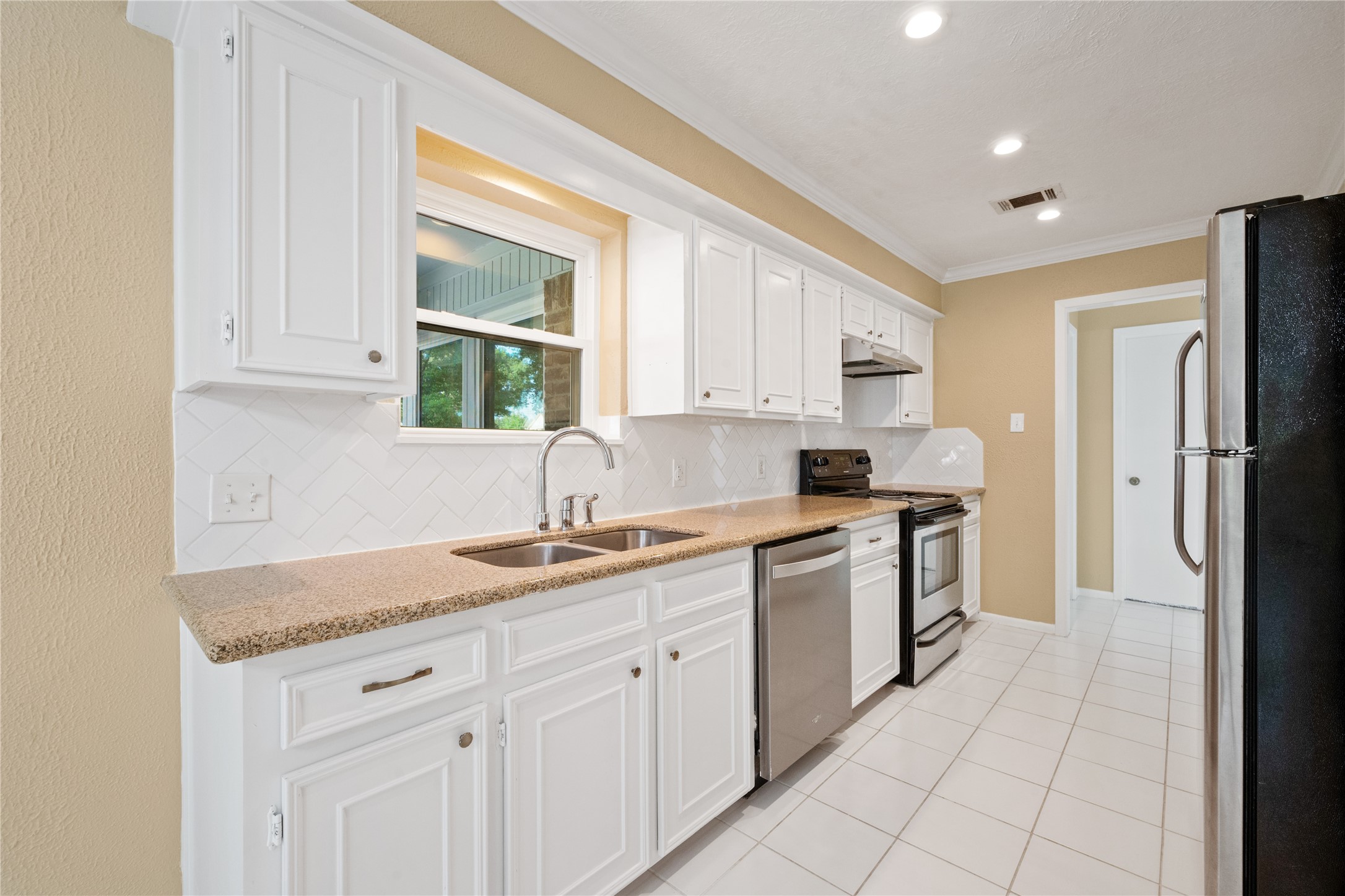 5050 Spring Forest Drive Property Photo 7