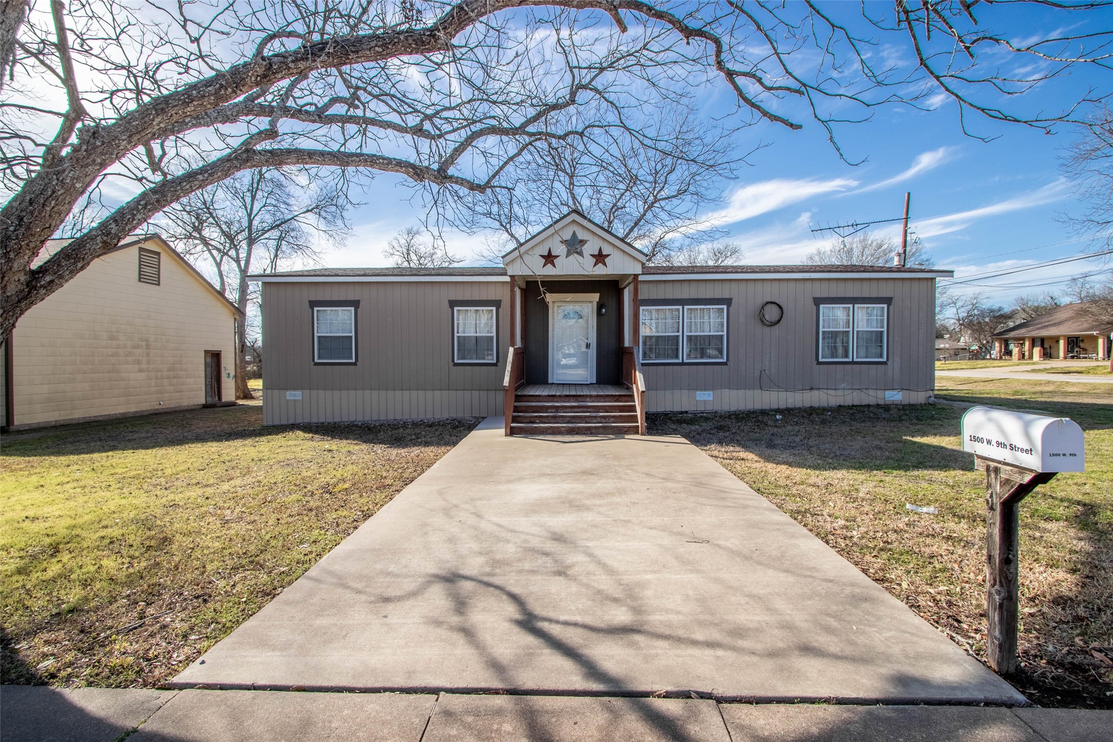 1500 W 9th Street Property Photo