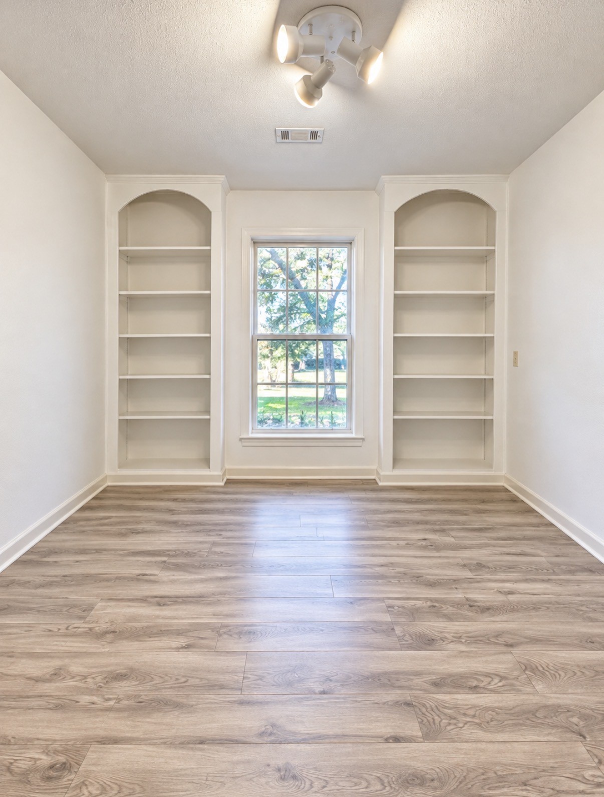 10652 Fm 2022 N Property Photo 6