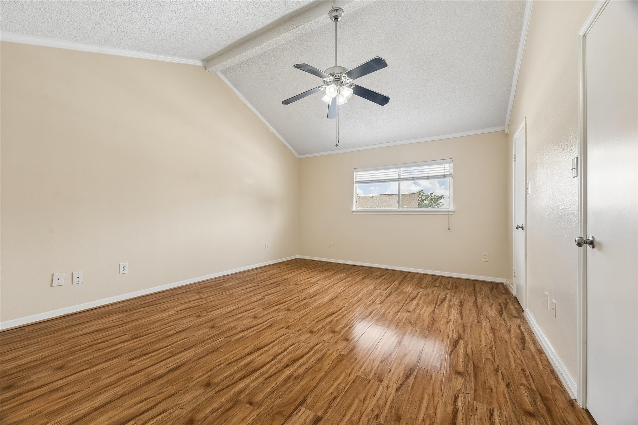 1035 Fountain View Drive Property Photo 18