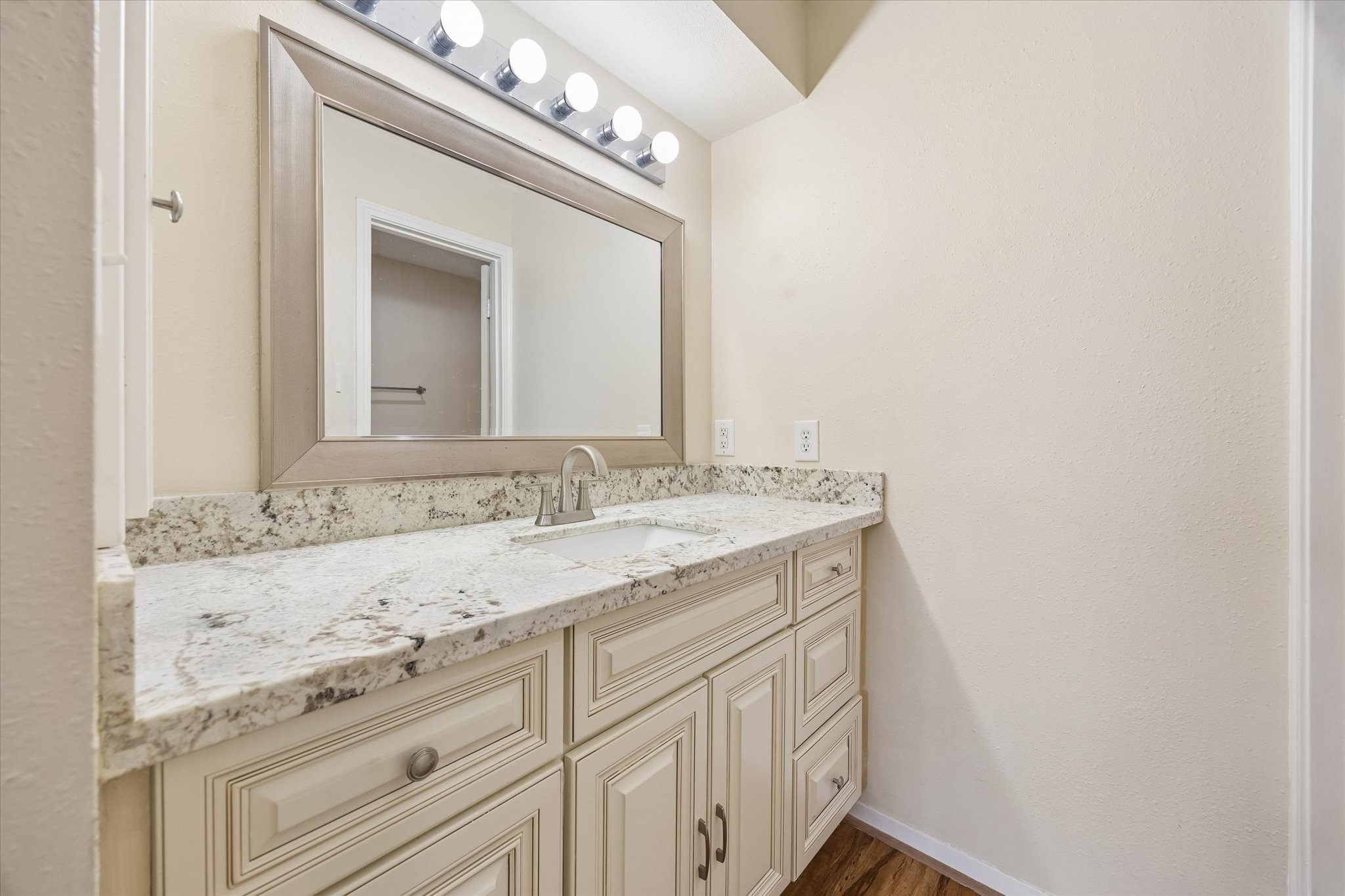 1035 Fountain View Drive Property Photo 20