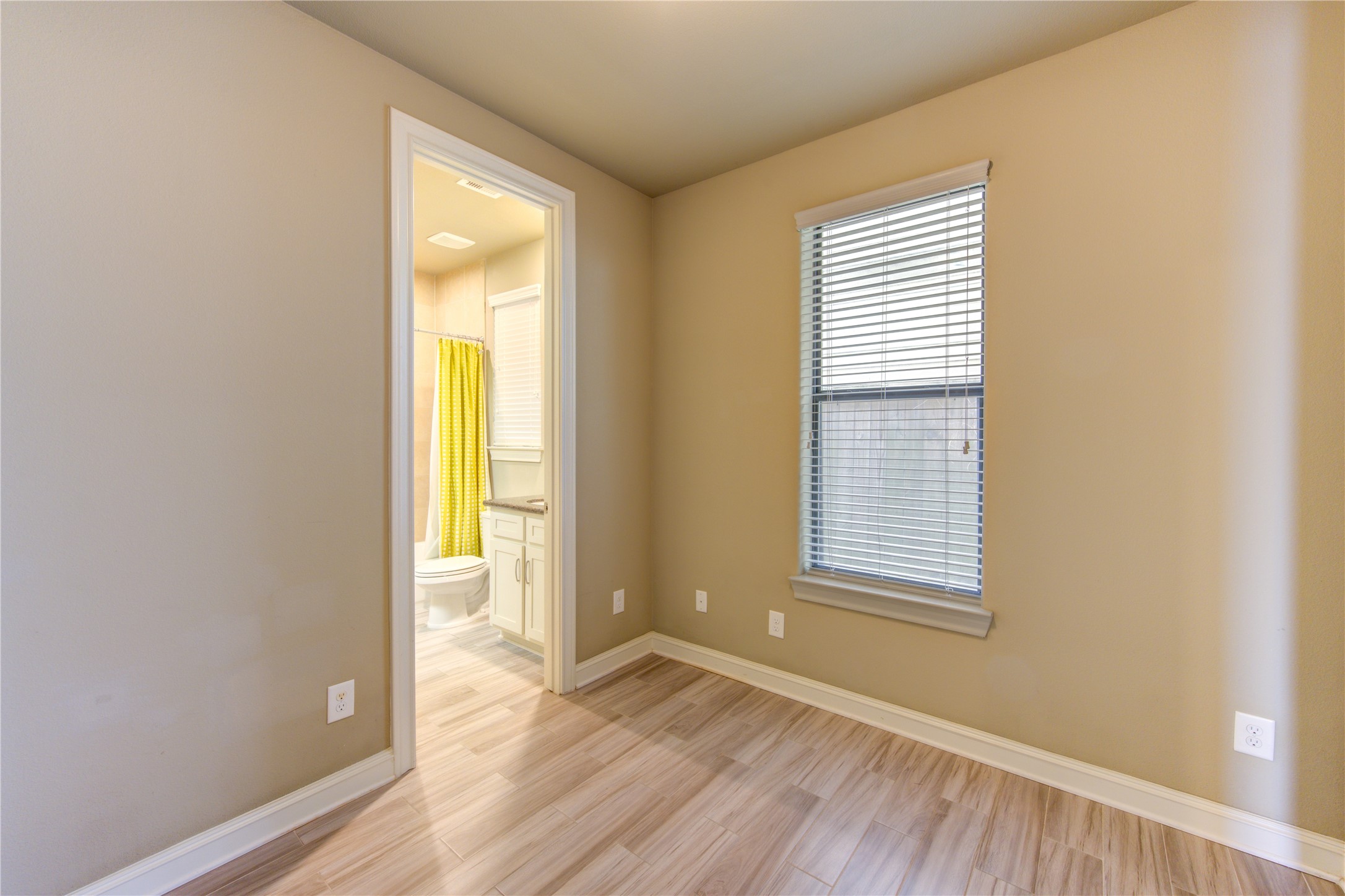 5826 Darling St Property Photo 6