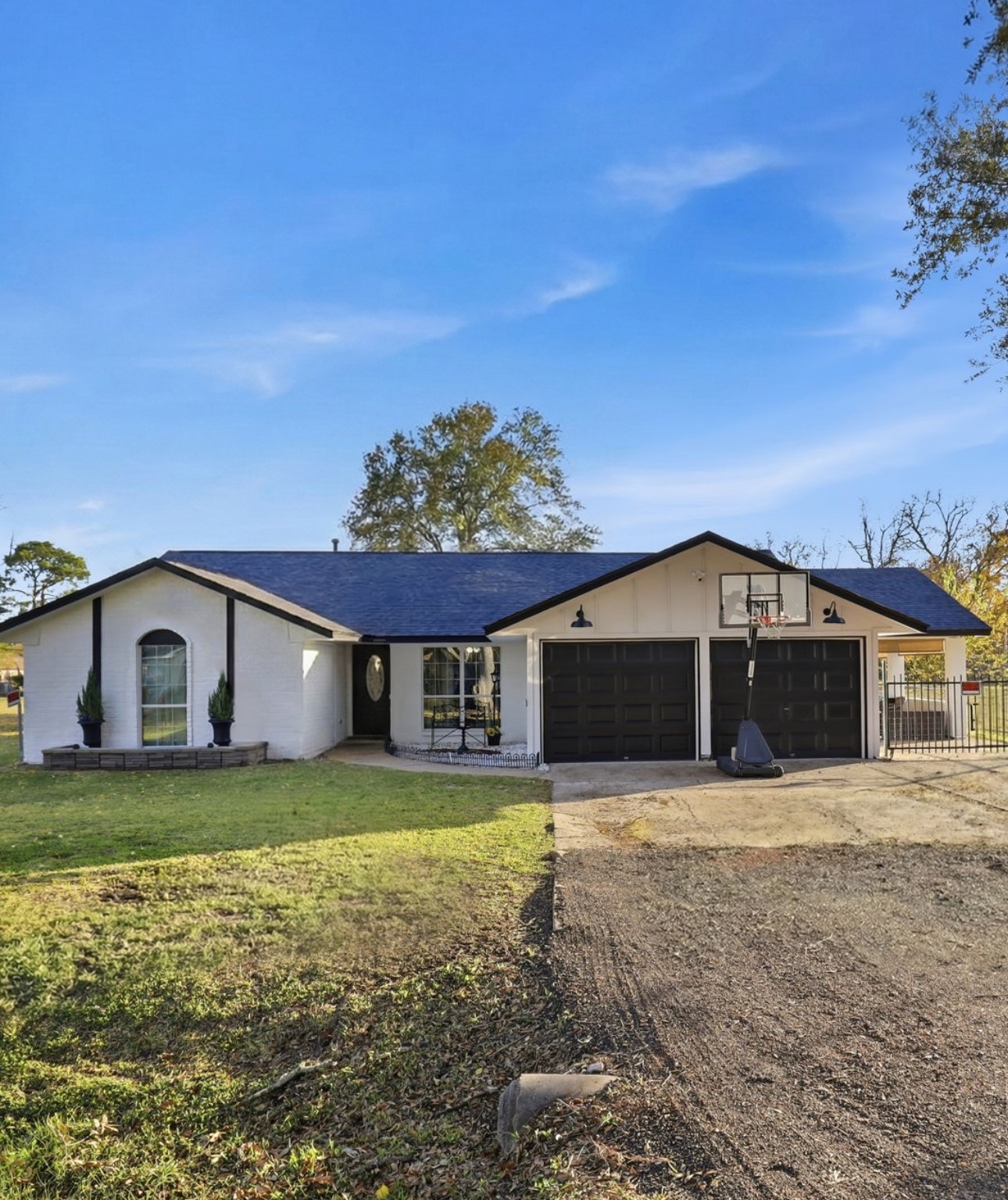 2414 Loch Lomond Street Property Photo 3