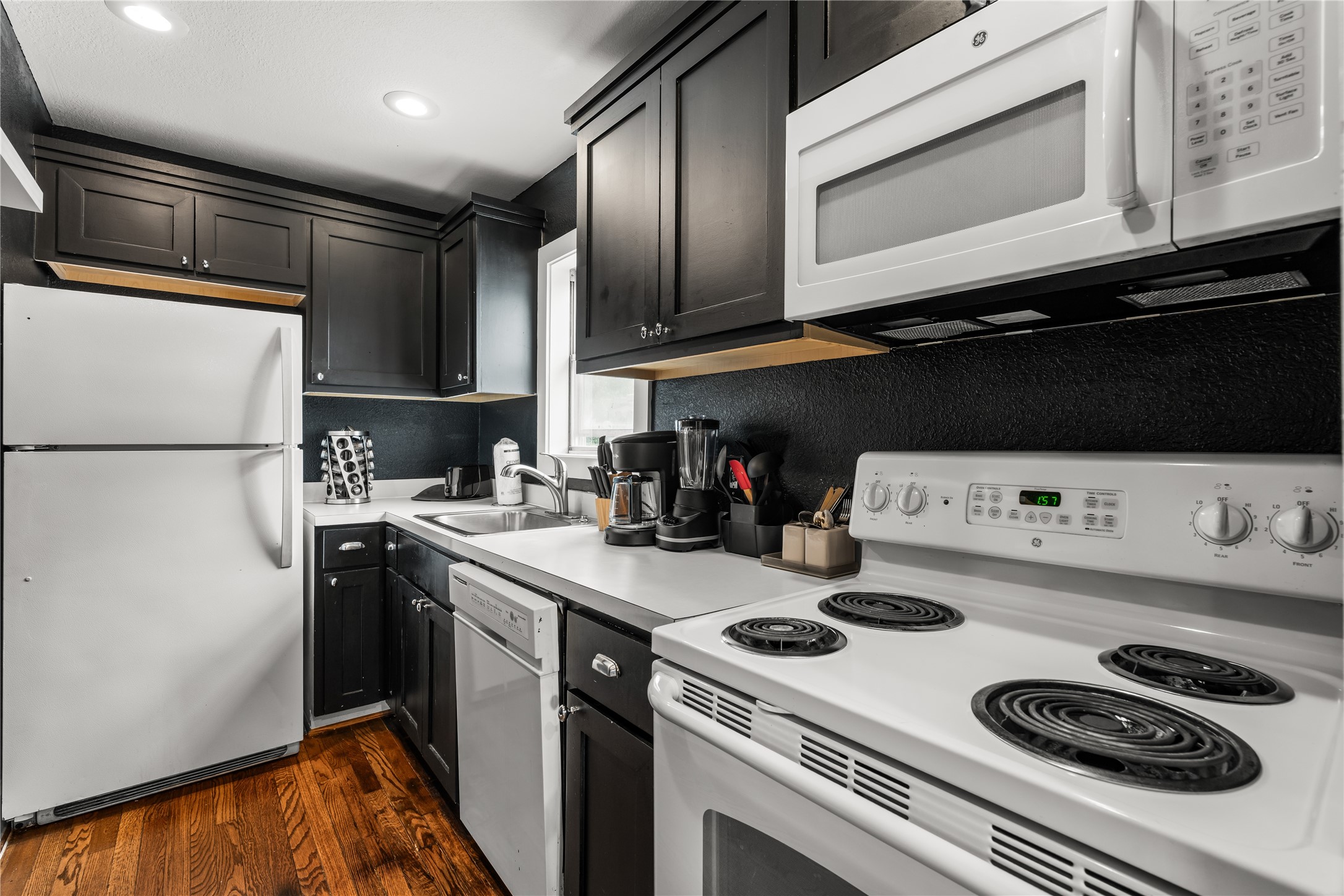 3312-2 Greenbriar Drive Property Photo 7