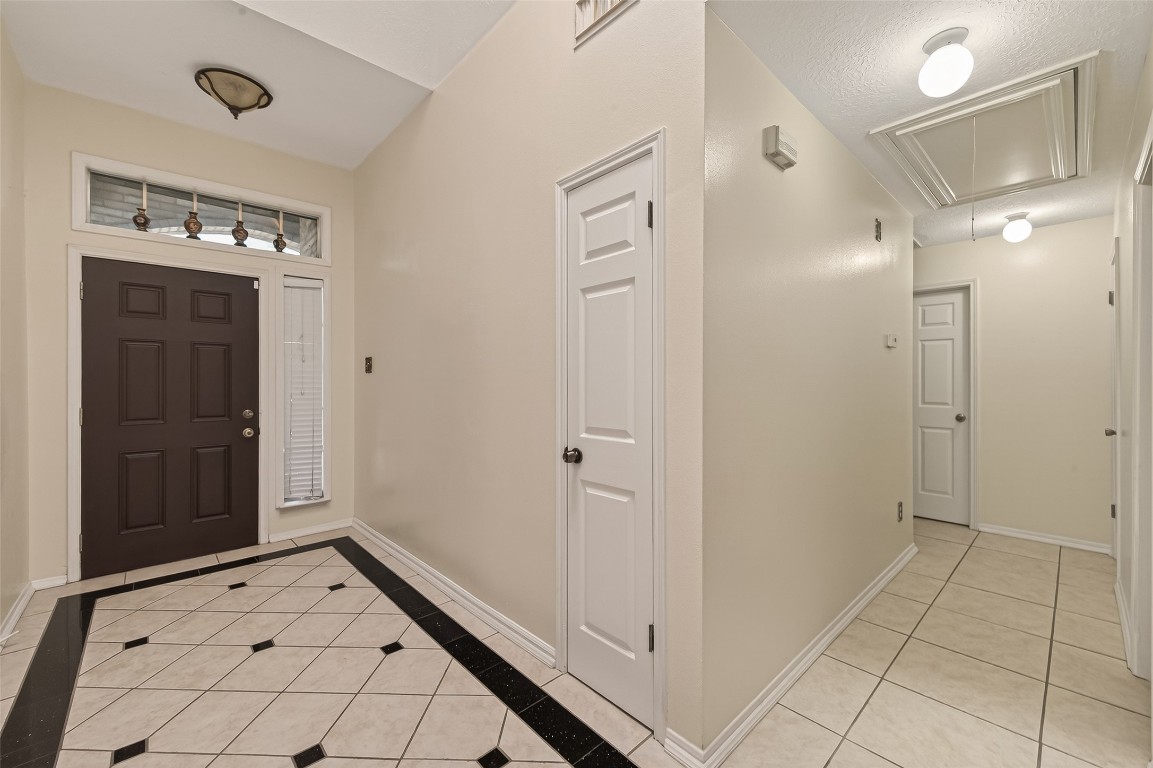8203 Paddington Place Drive Property Photo 4