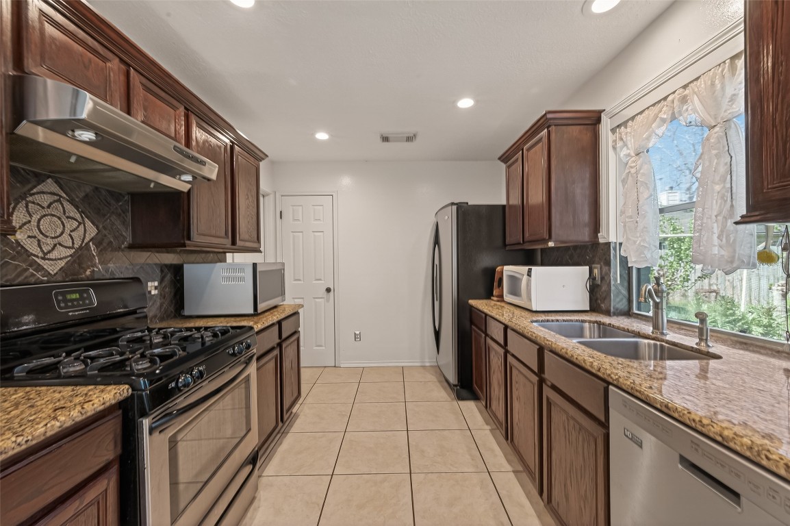 8203 Paddington Place Drive Property Photo 12