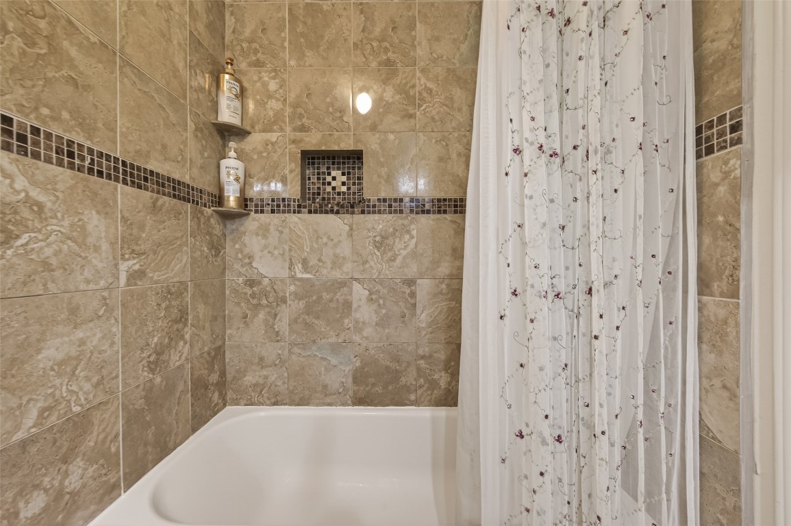 8203 Paddington Place Drive Property Photo 15