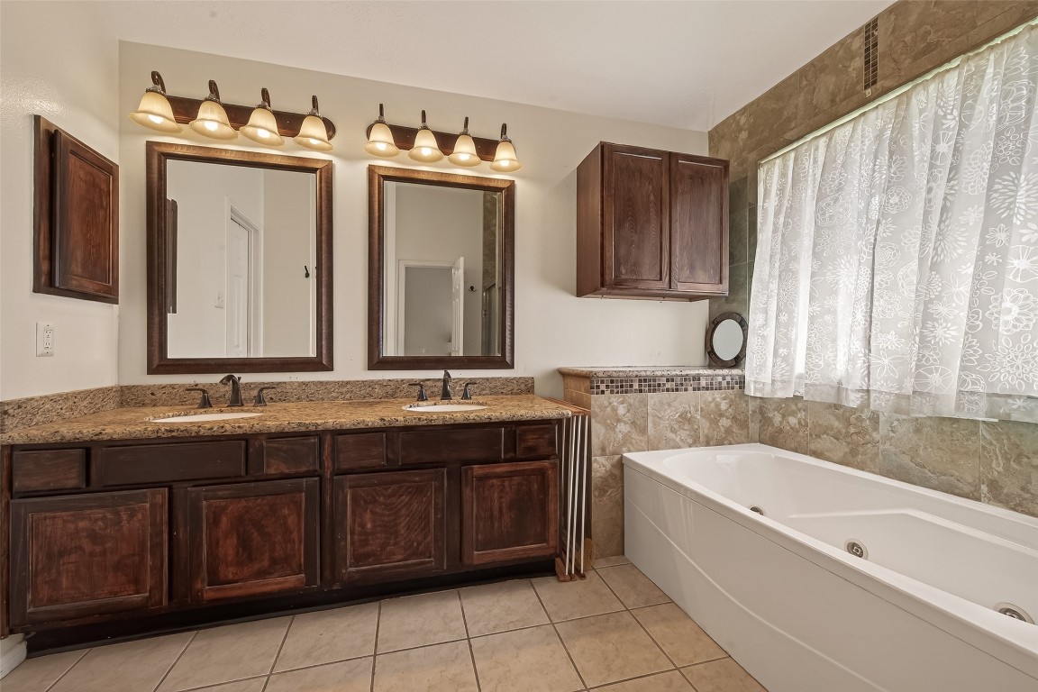 8203 Paddington Place Drive Property Photo 23