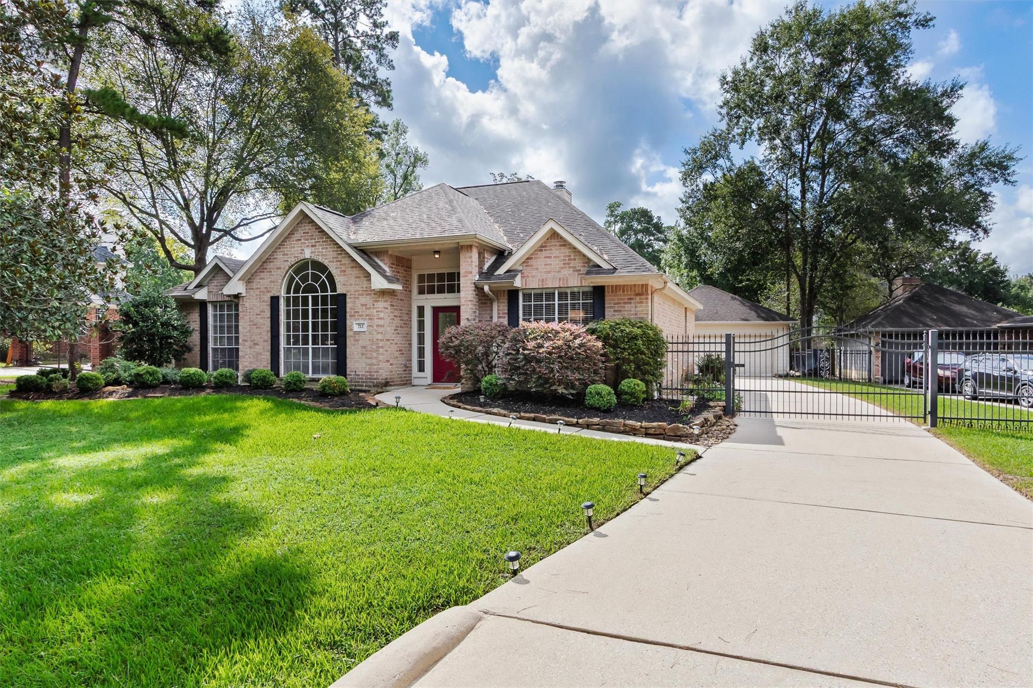 712 Forest Lane Drive, Conroe Tx 77302 Property Photo 2