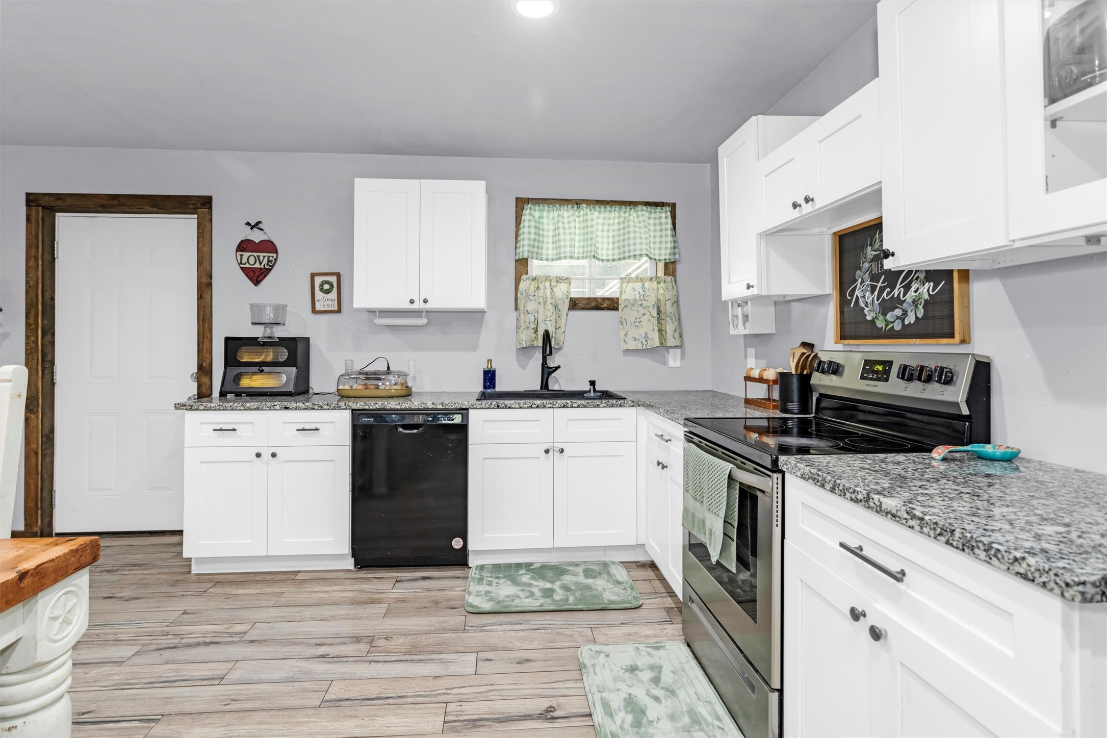 6452 Oakhill Lane Property Photo 12