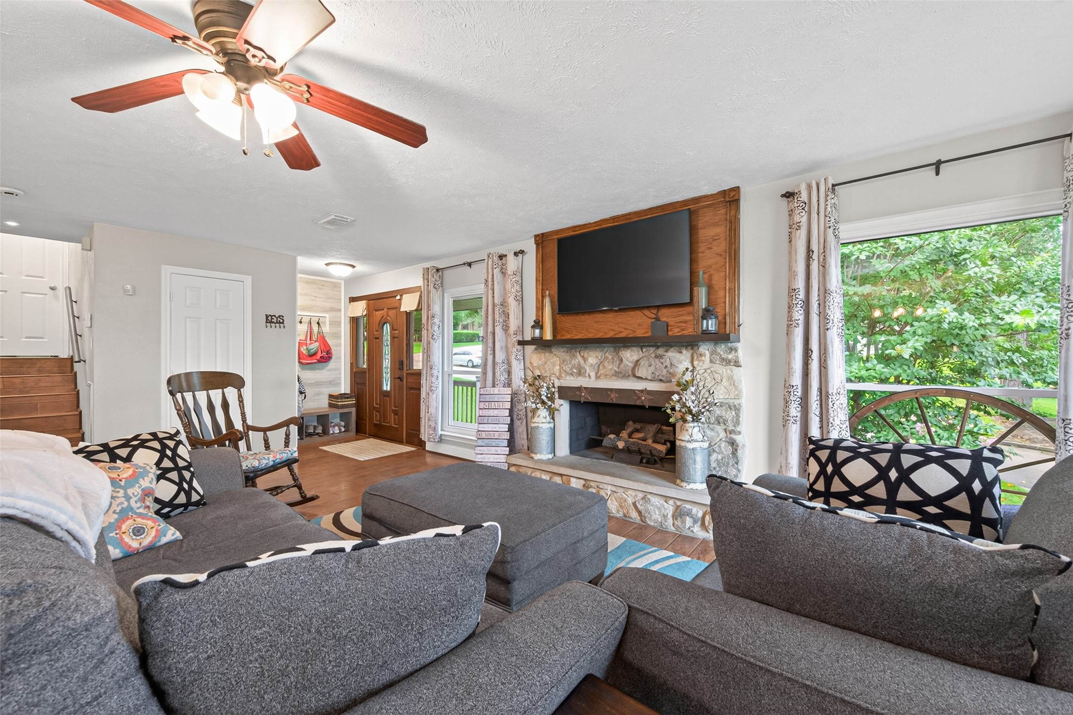28111 Camille Drive Property Photo 8