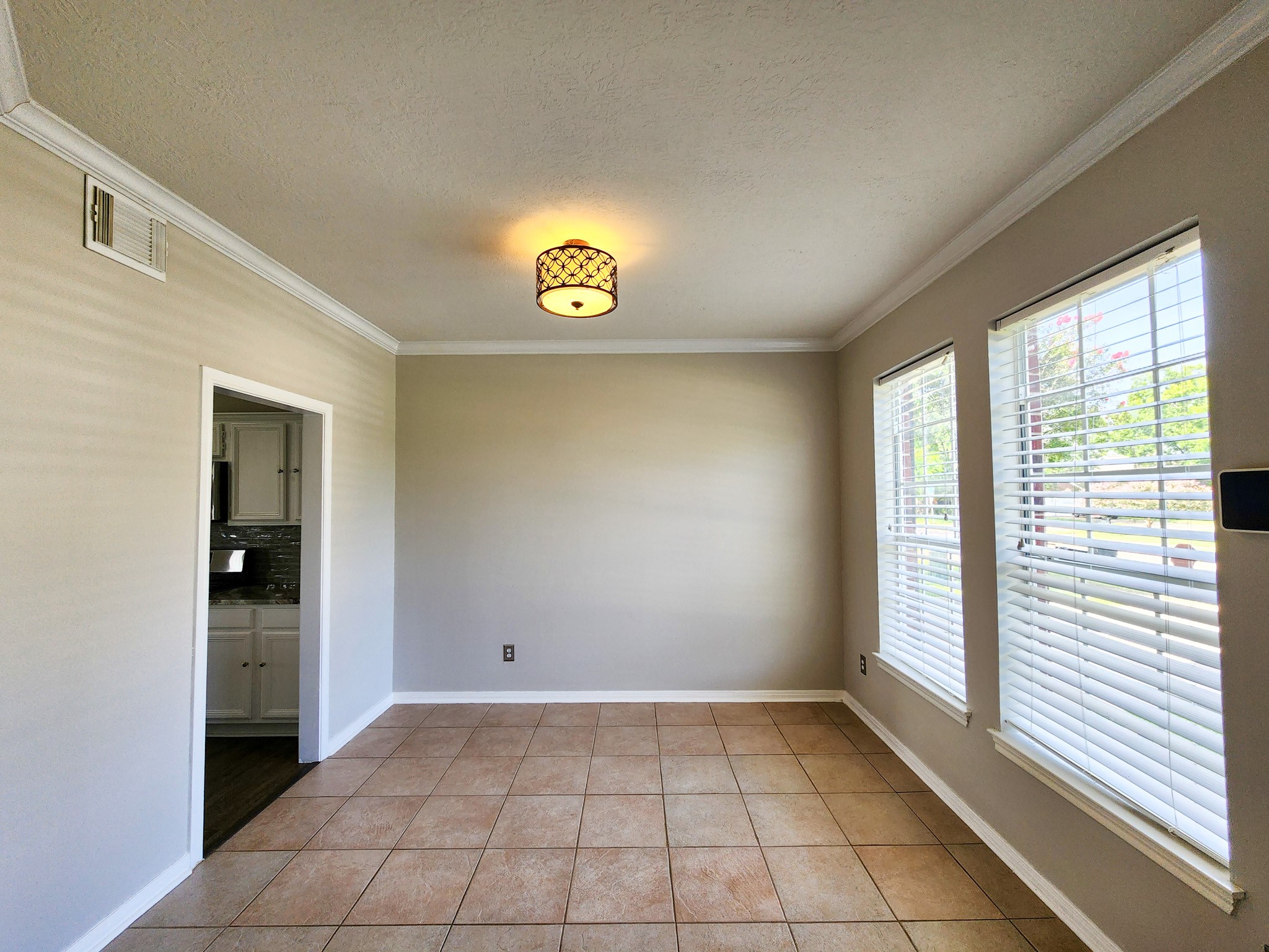 2412 N Mission Circle Property Photo 4
