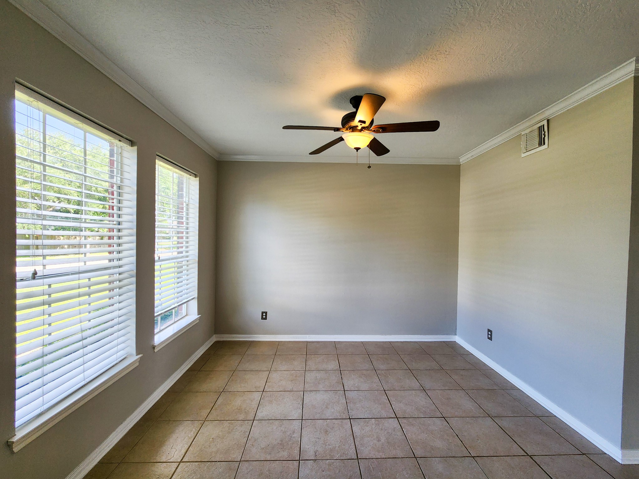2412 N Mission Circle Property Photo 5