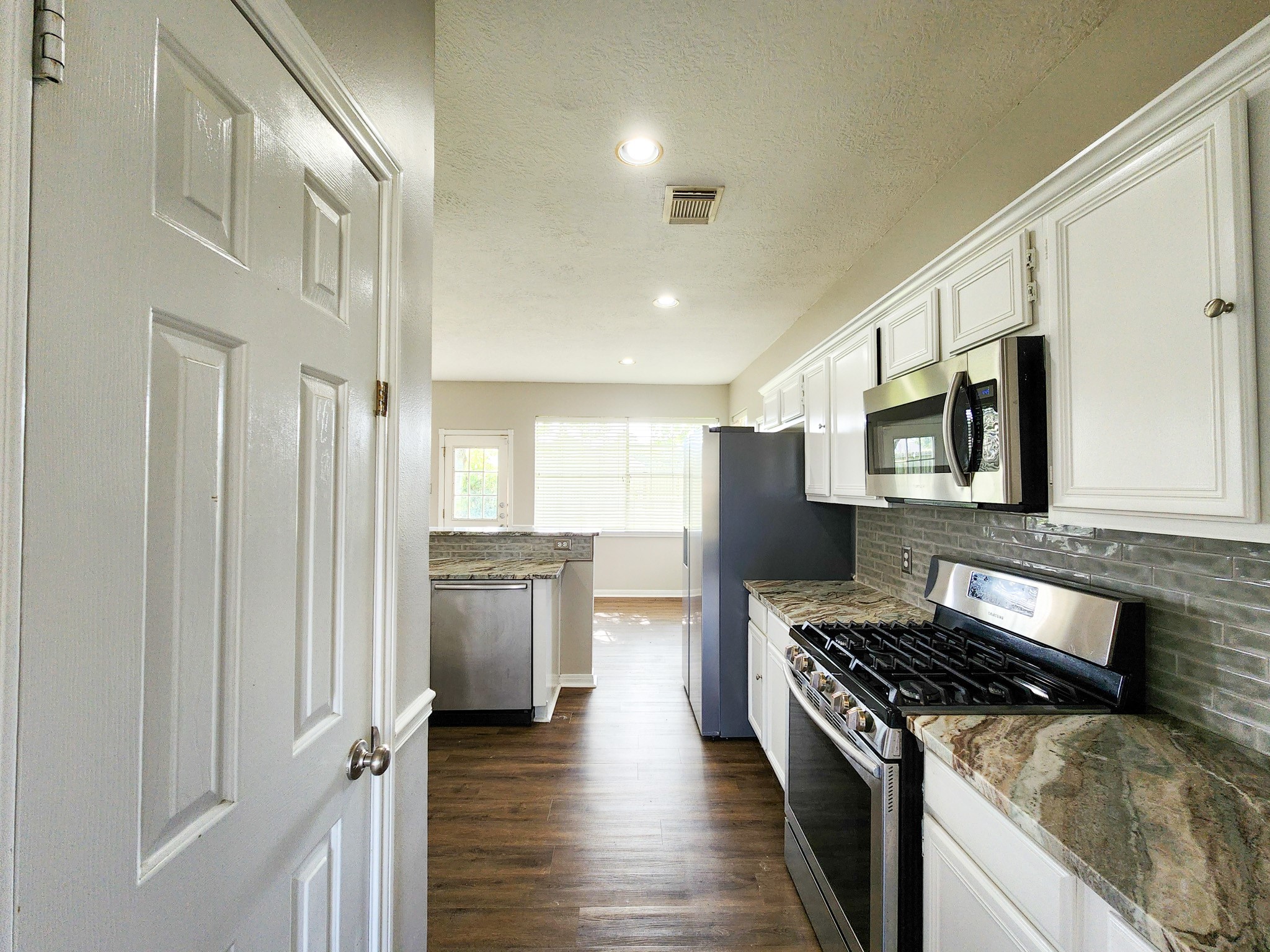 2412 N Mission Circle Property Photo 7