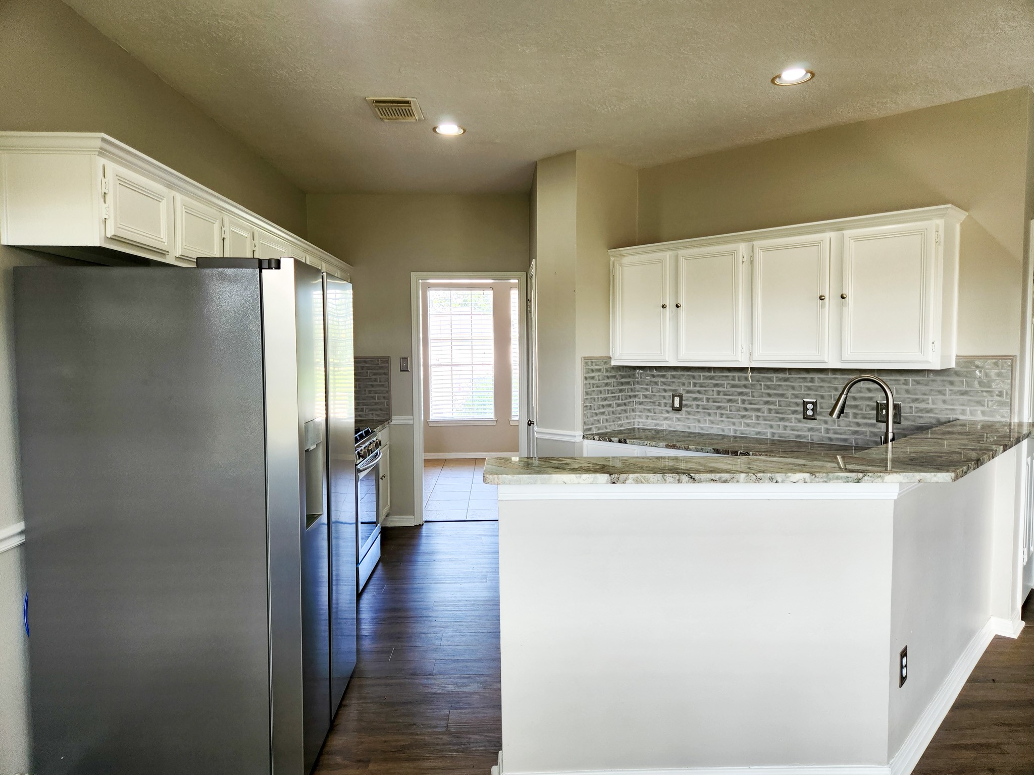 2412 N Mission Circle Property Photo 9