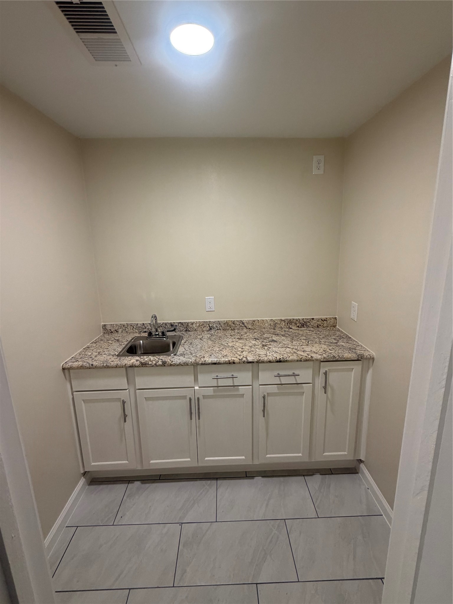 1100 Orchid Street Property Photo 6