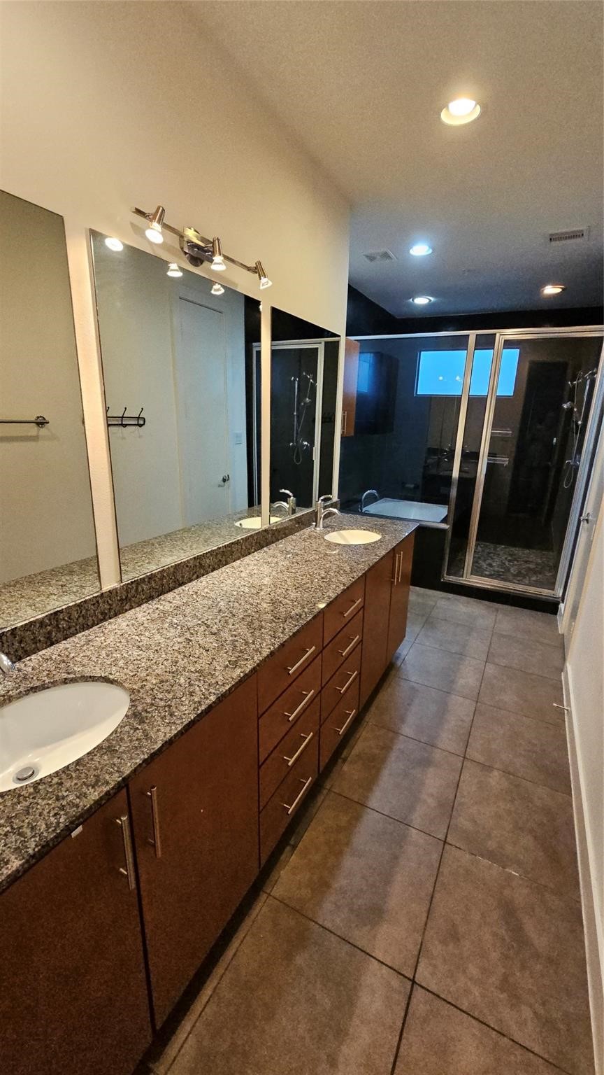 2301 Camden Drive B Property Photo 27
