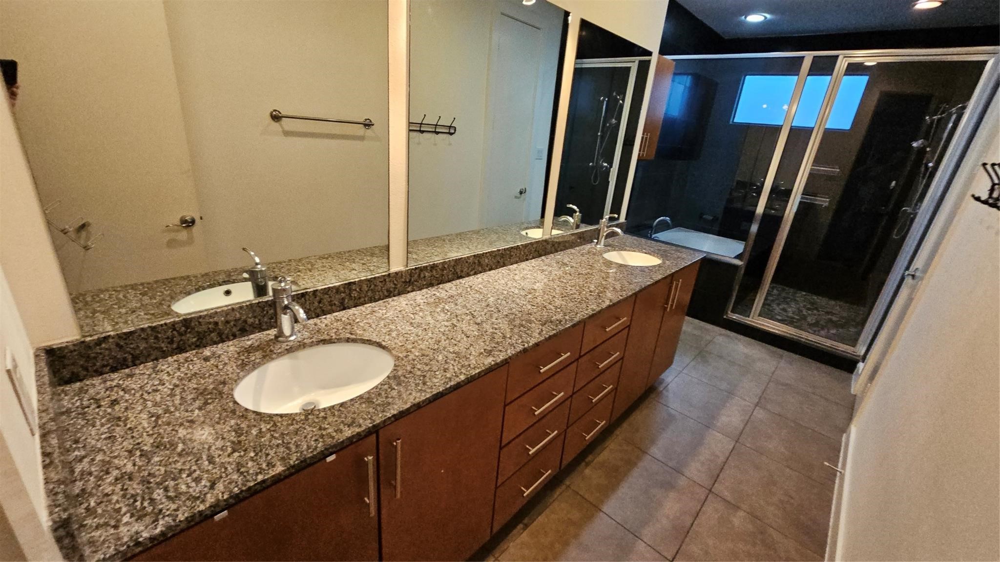 2301 Camden Drive B Property Photo 28