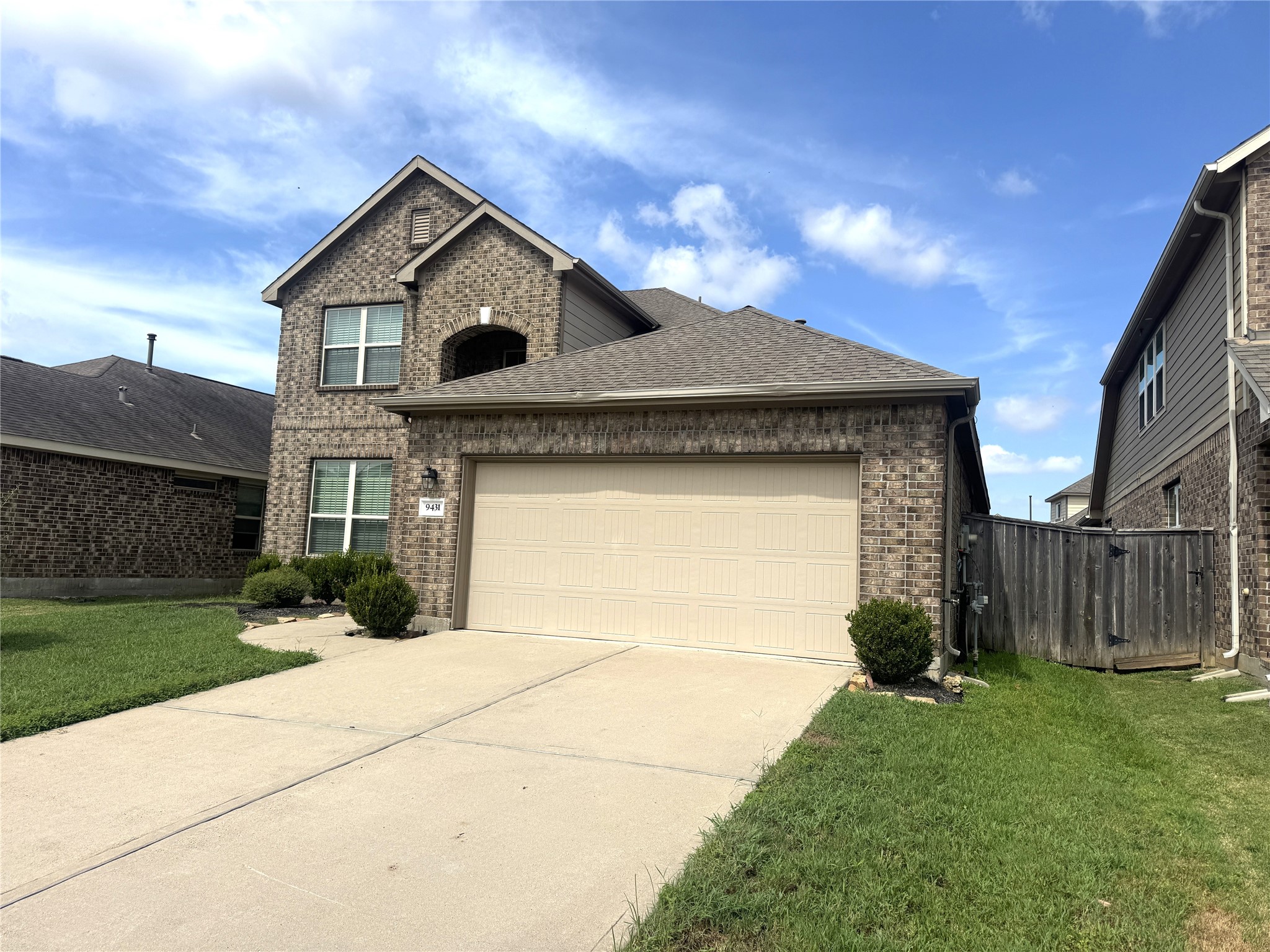 9431 Summer River Drive Property Photo 3