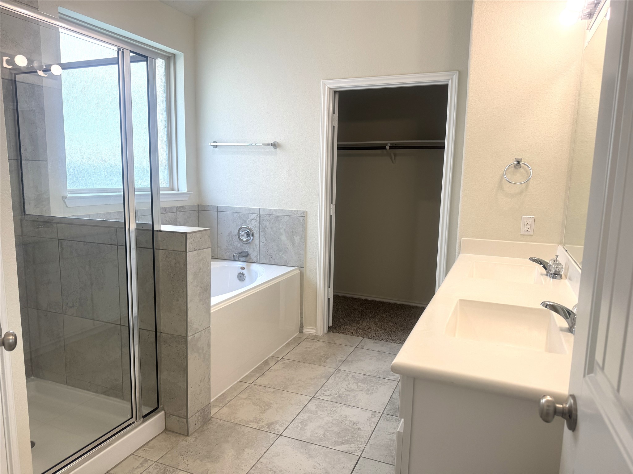 9431 Summer River Drive Property Photo 15