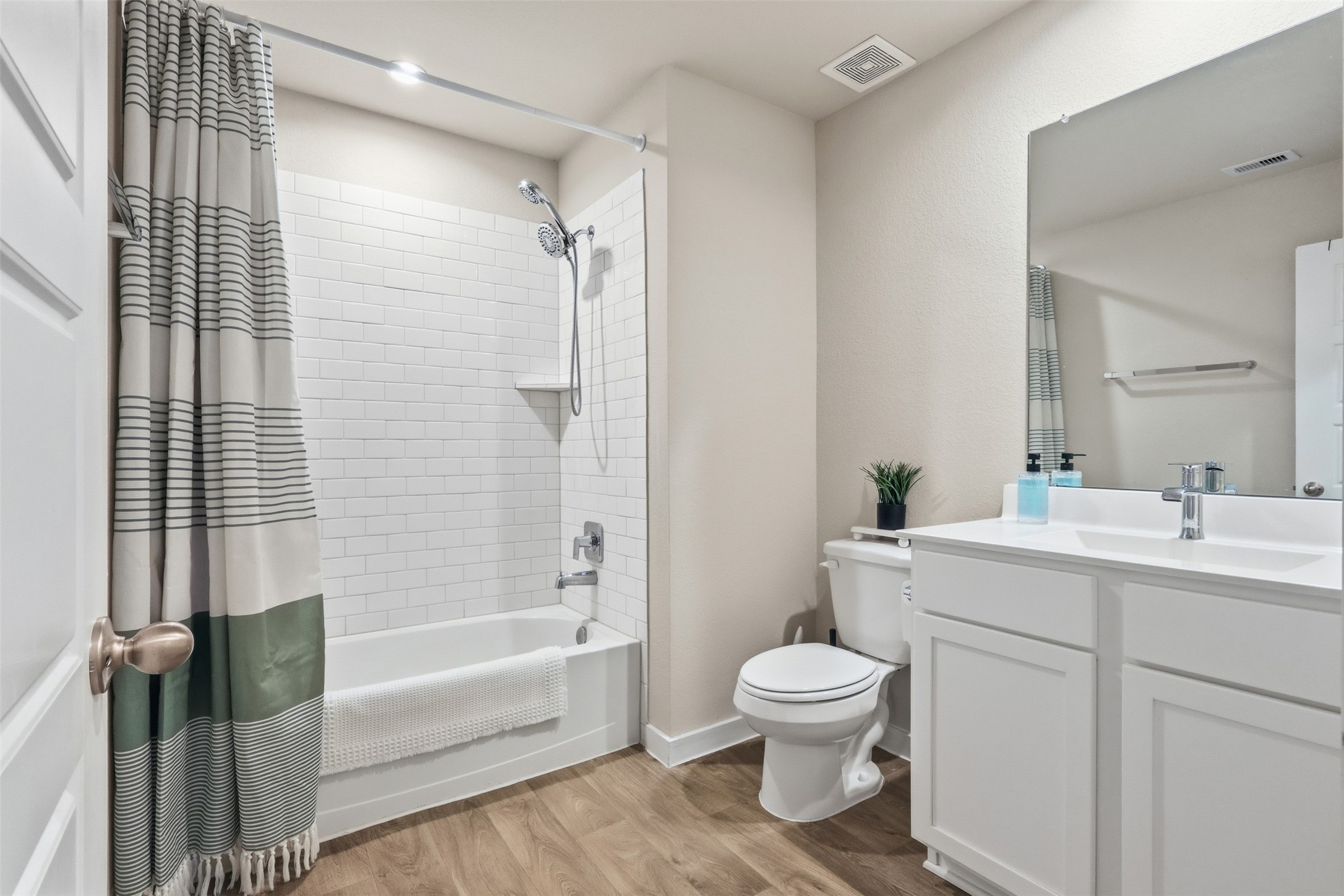 2915 Newington Lane Property Photo 15