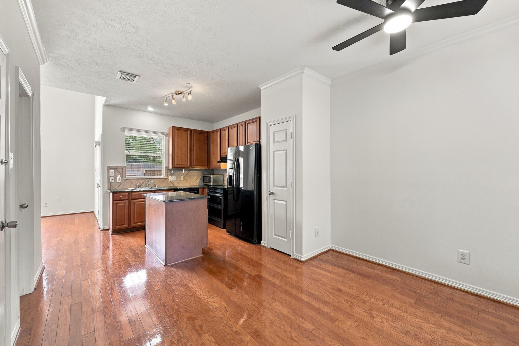 21015 Sun Creek Drive Property Photo 4