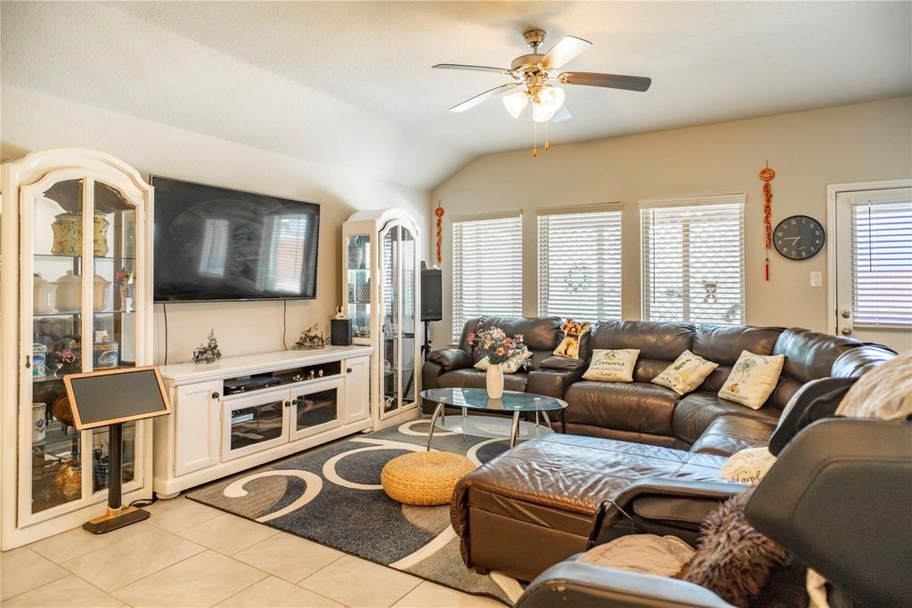 18226 Mulberry Spring Circle Property Photo 4