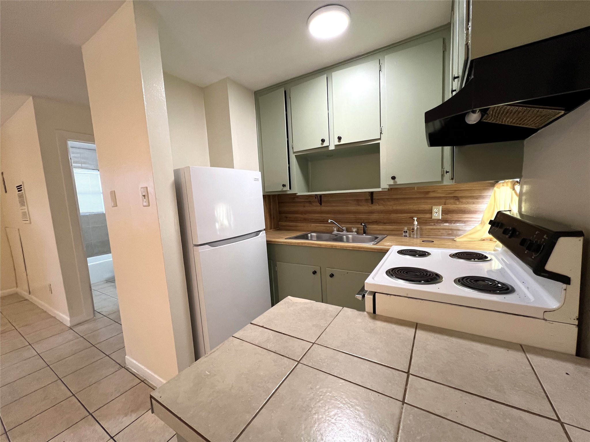 1210 Sycamore Avenue C Property Photo 2