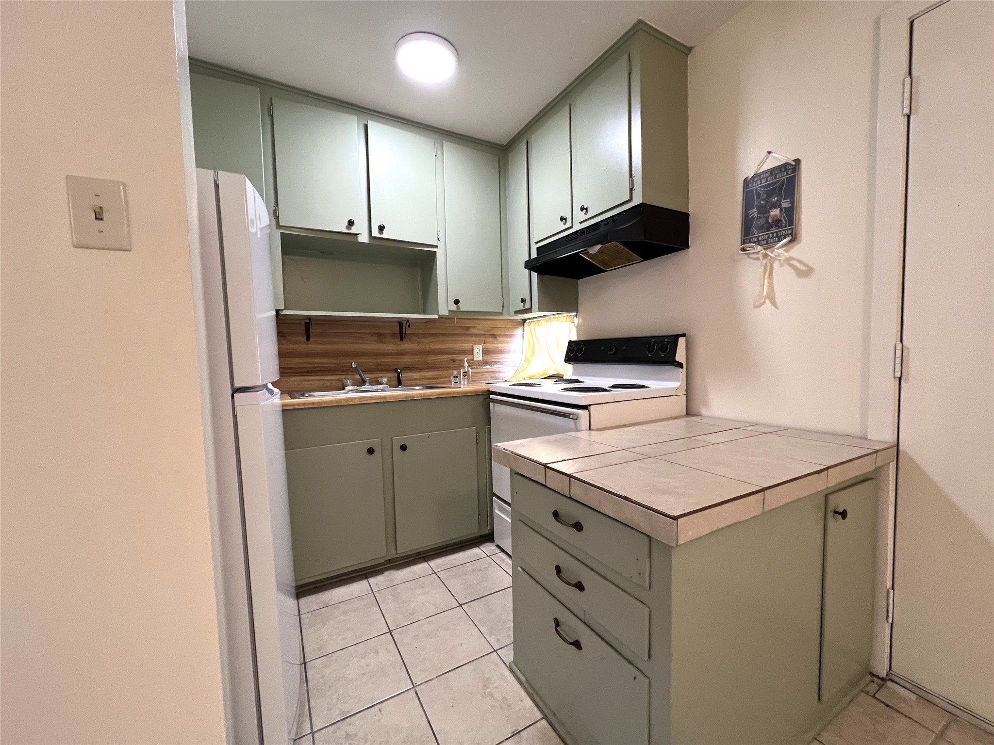 1210 Sycamore Avenue C Property Photo 3